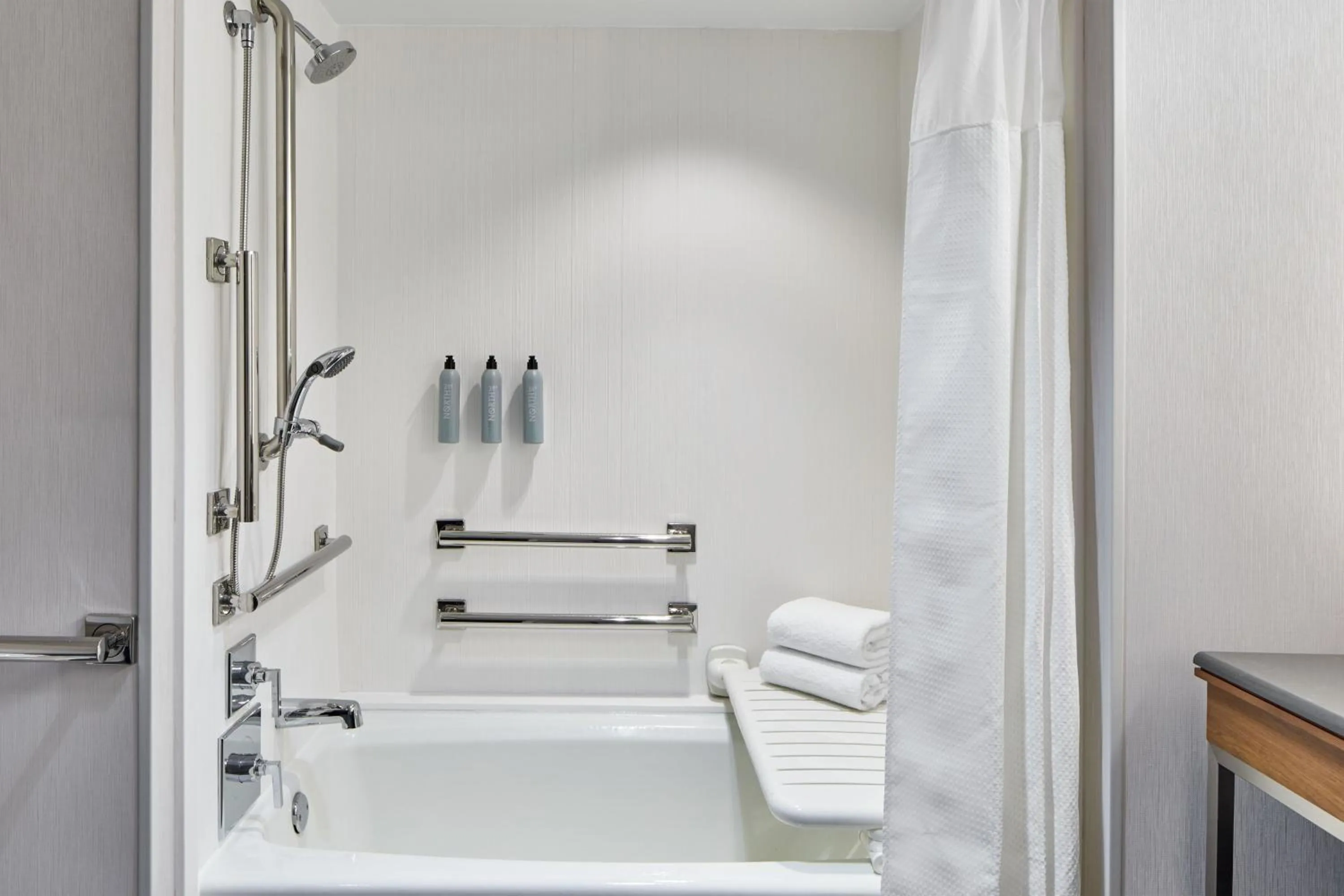 Photo of the whole room in Courtyard by Marriott Detroit Downtown