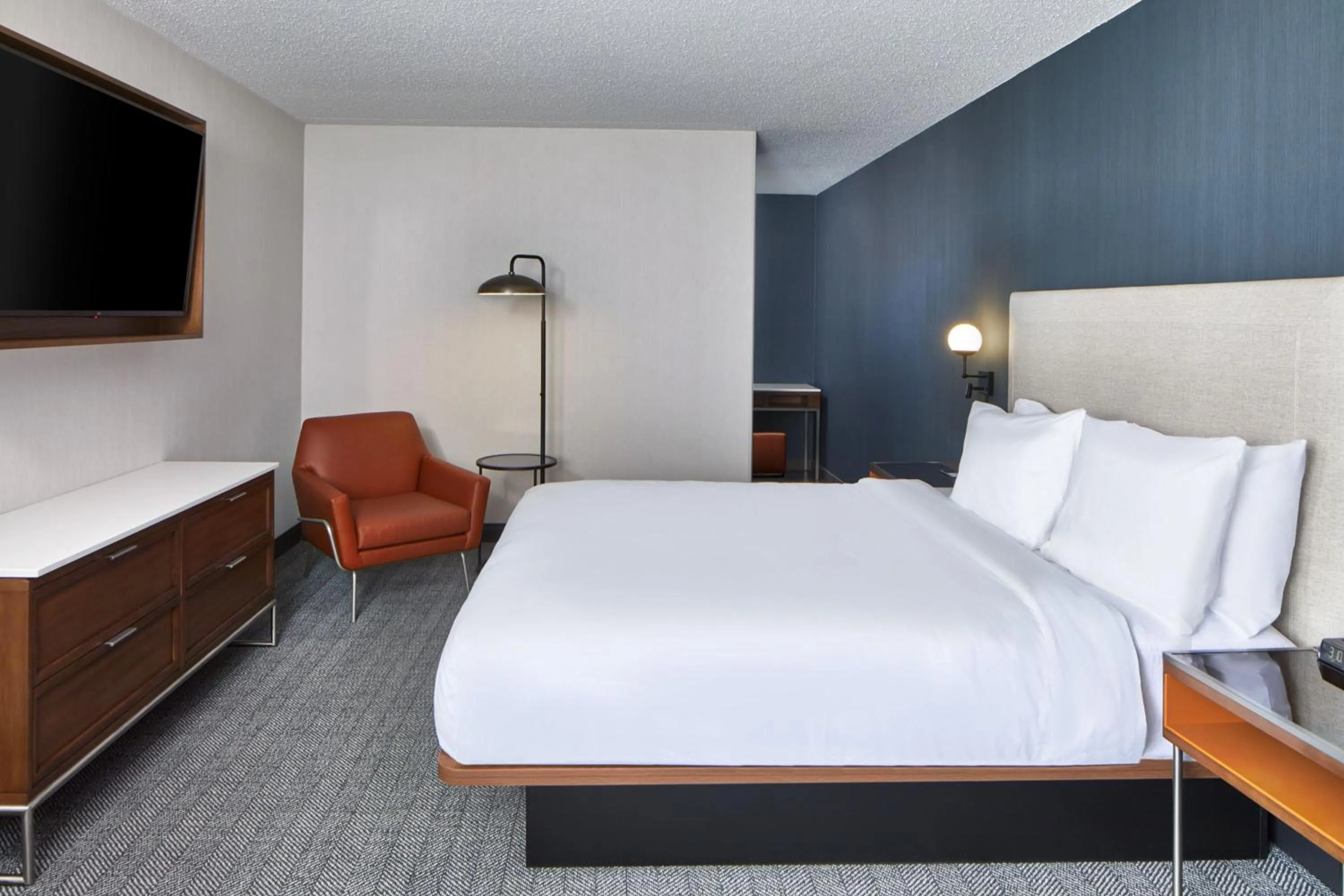 Photo of the whole room, Bed in Courtyard by Marriott Detroit Downtown
