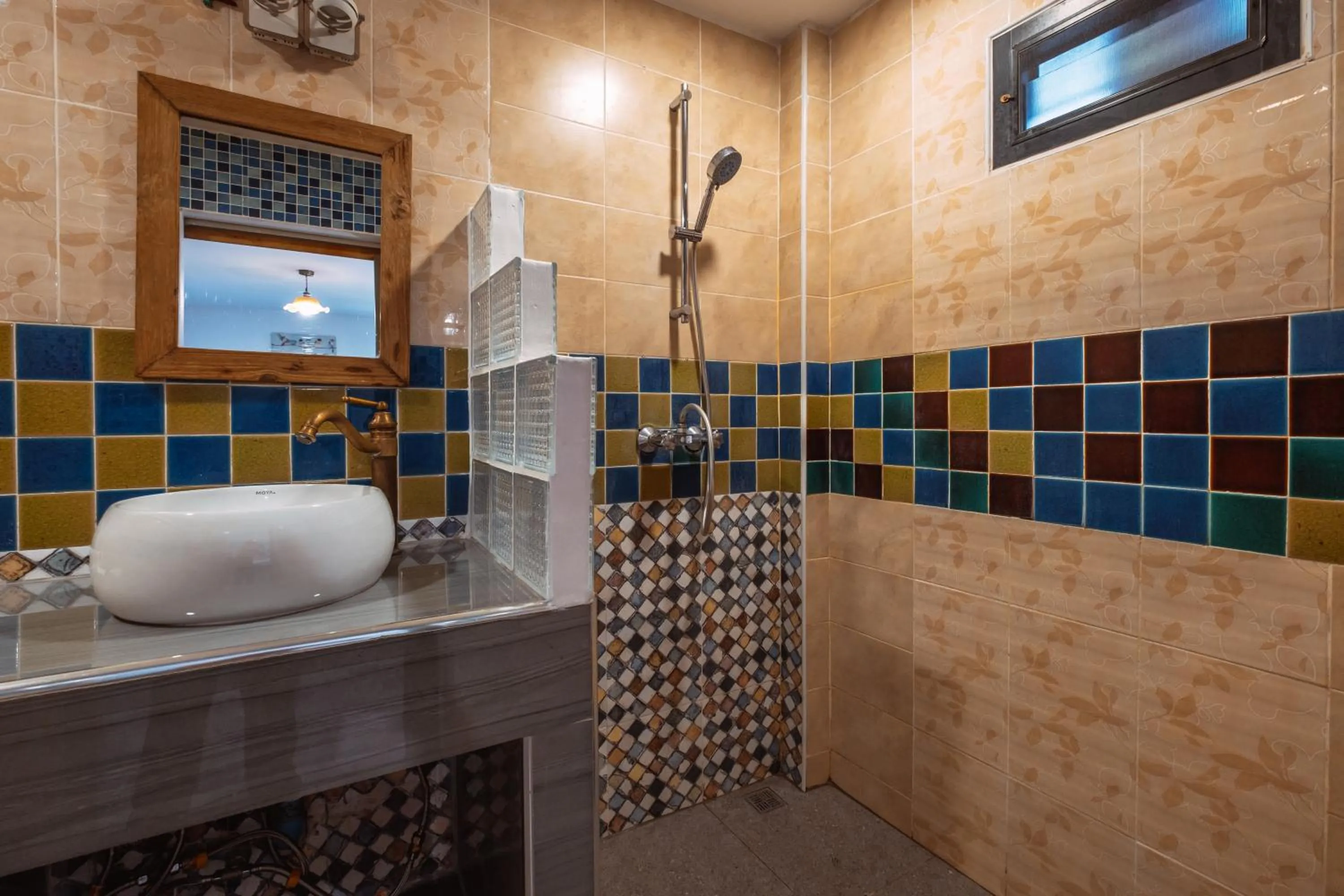 Shower in Pao Come Boutique House