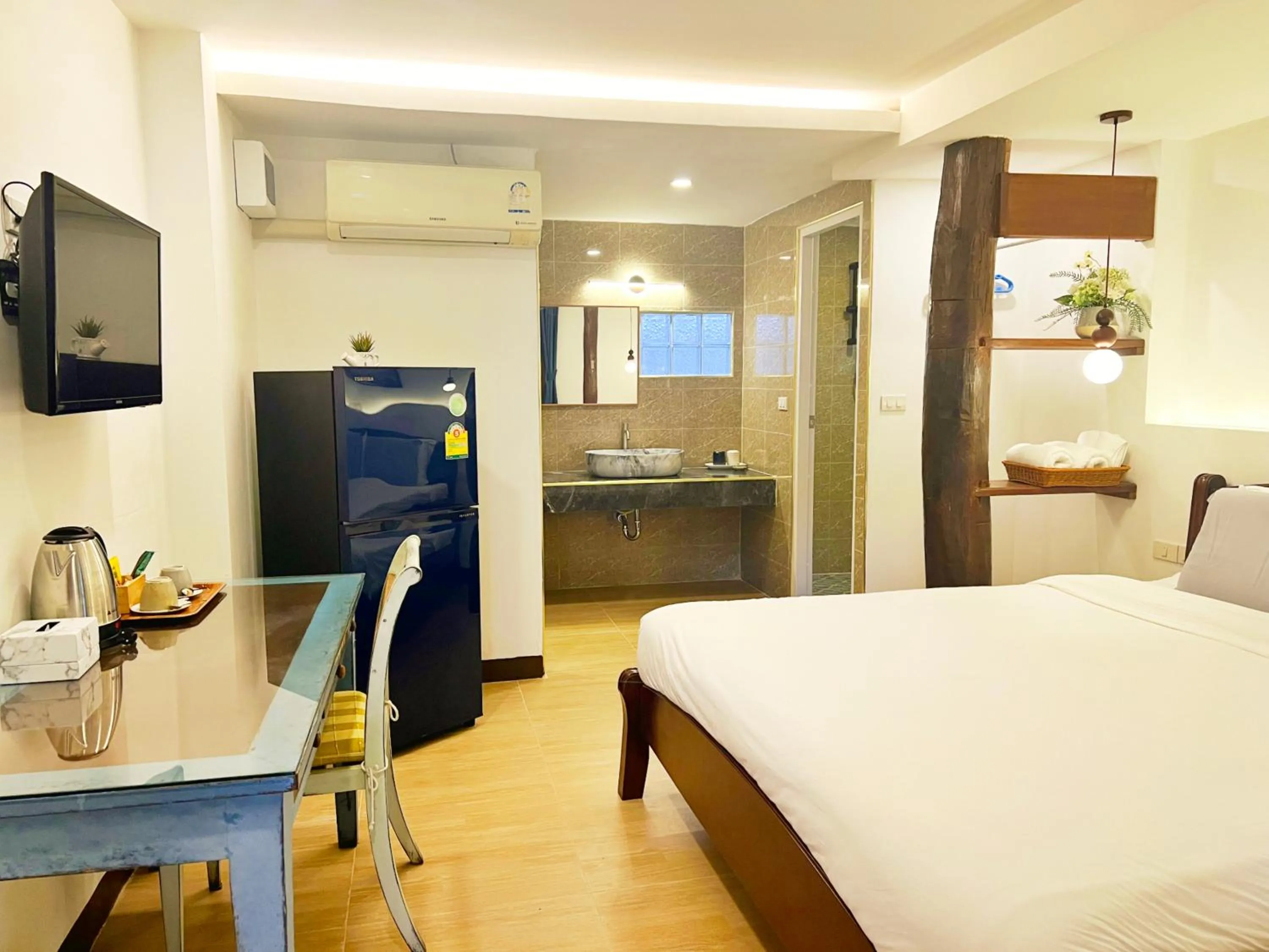 Photo of the whole room, Bed in Pao Come Boutique House