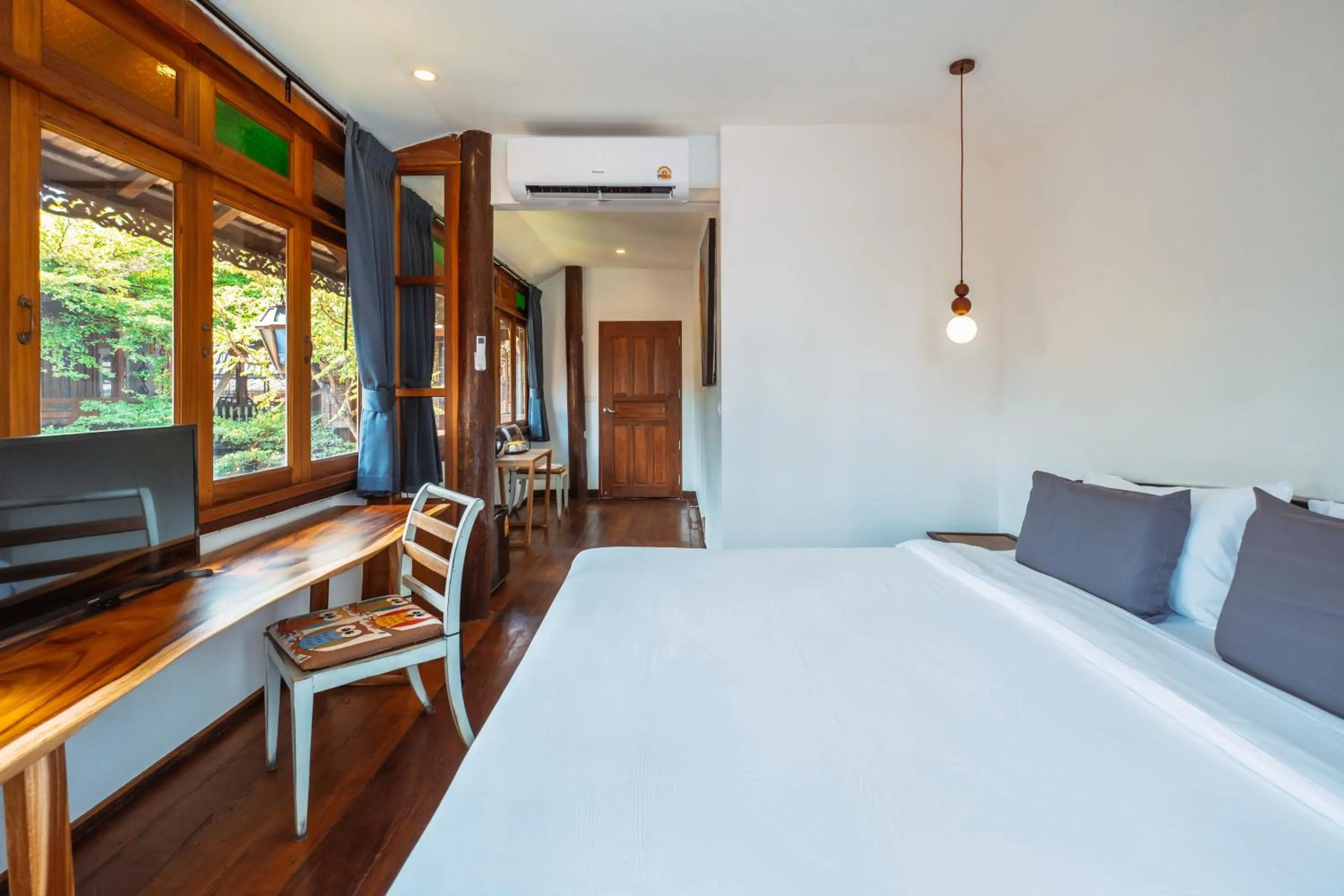 Photo of the whole room, Bed in Pao Come Boutique House