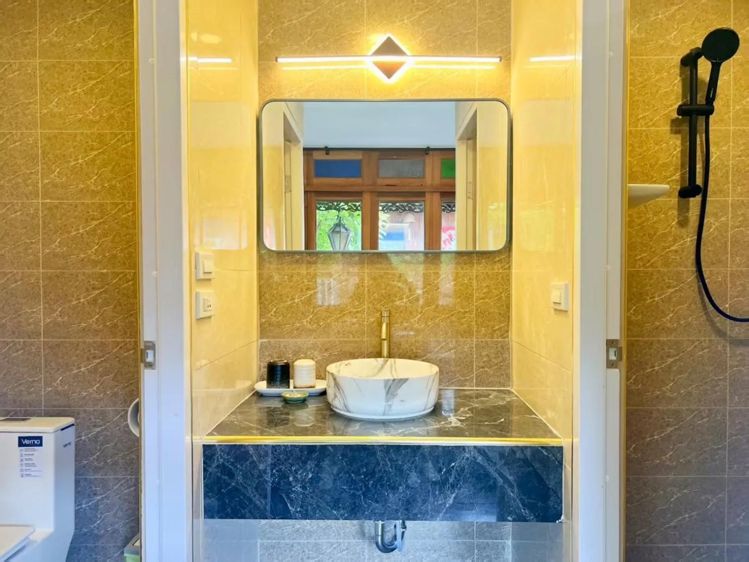 Shower in Pao Come Boutique House