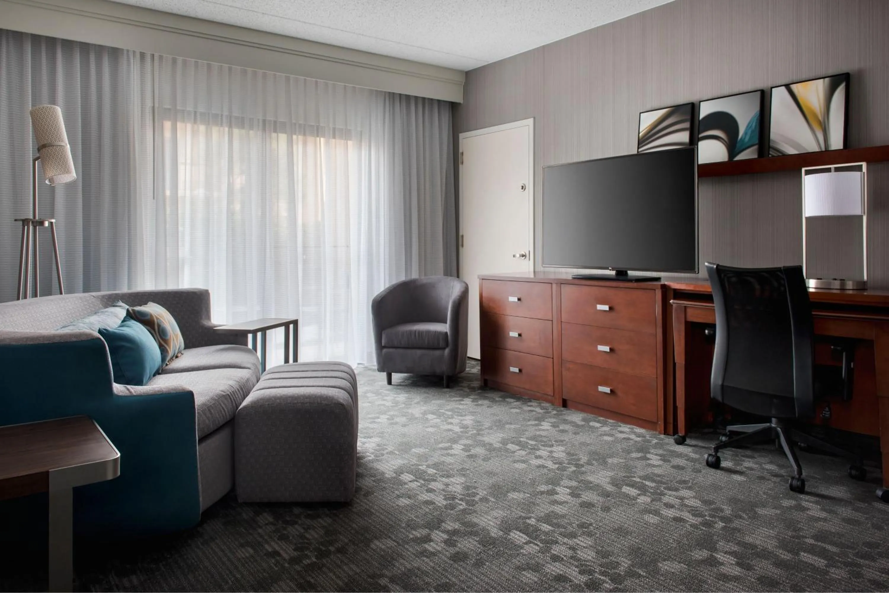 Living room in Courtyard by Marriott Mahwah