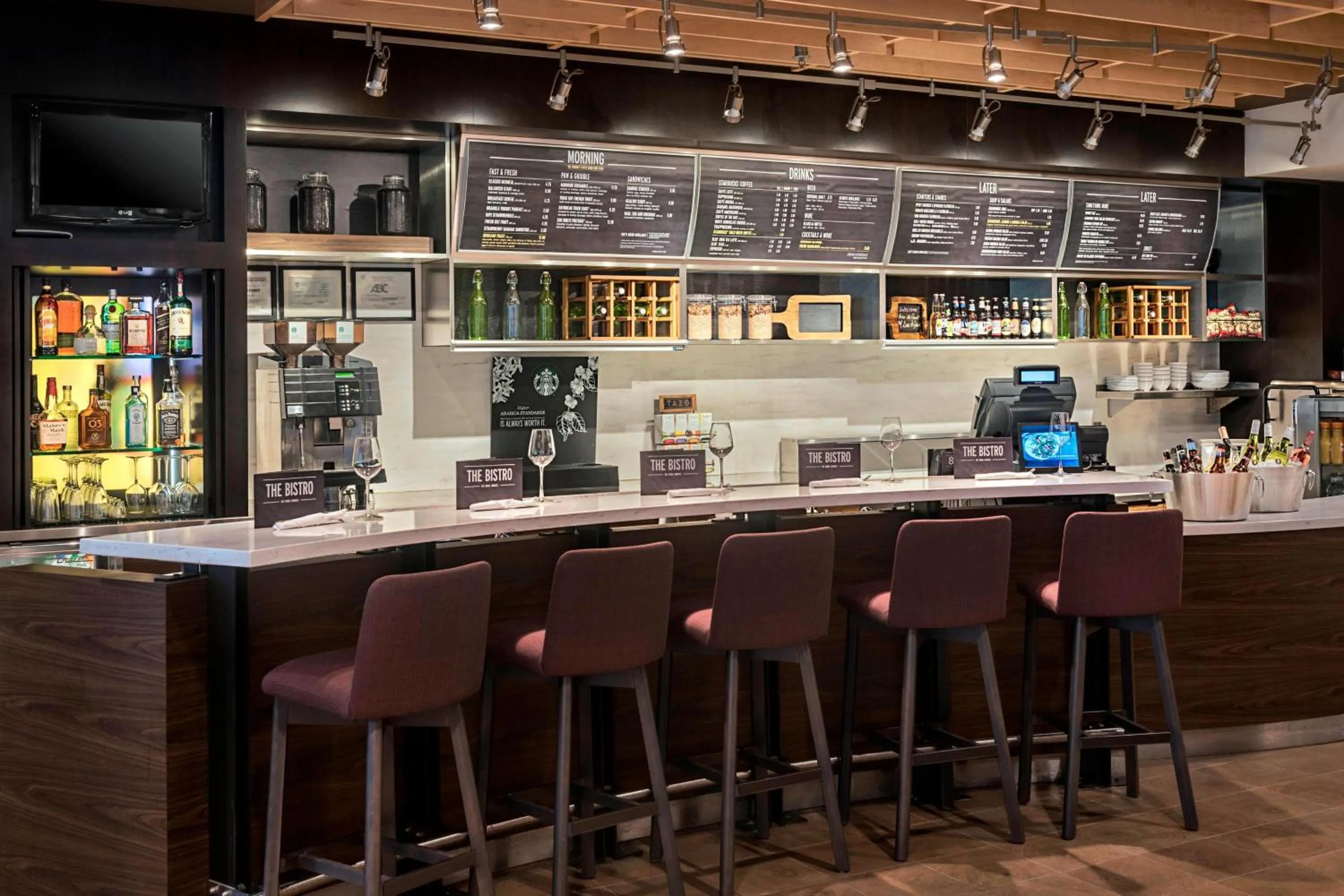 Restaurant/places to eat in Courtyard By Marriott Jersey City Newport