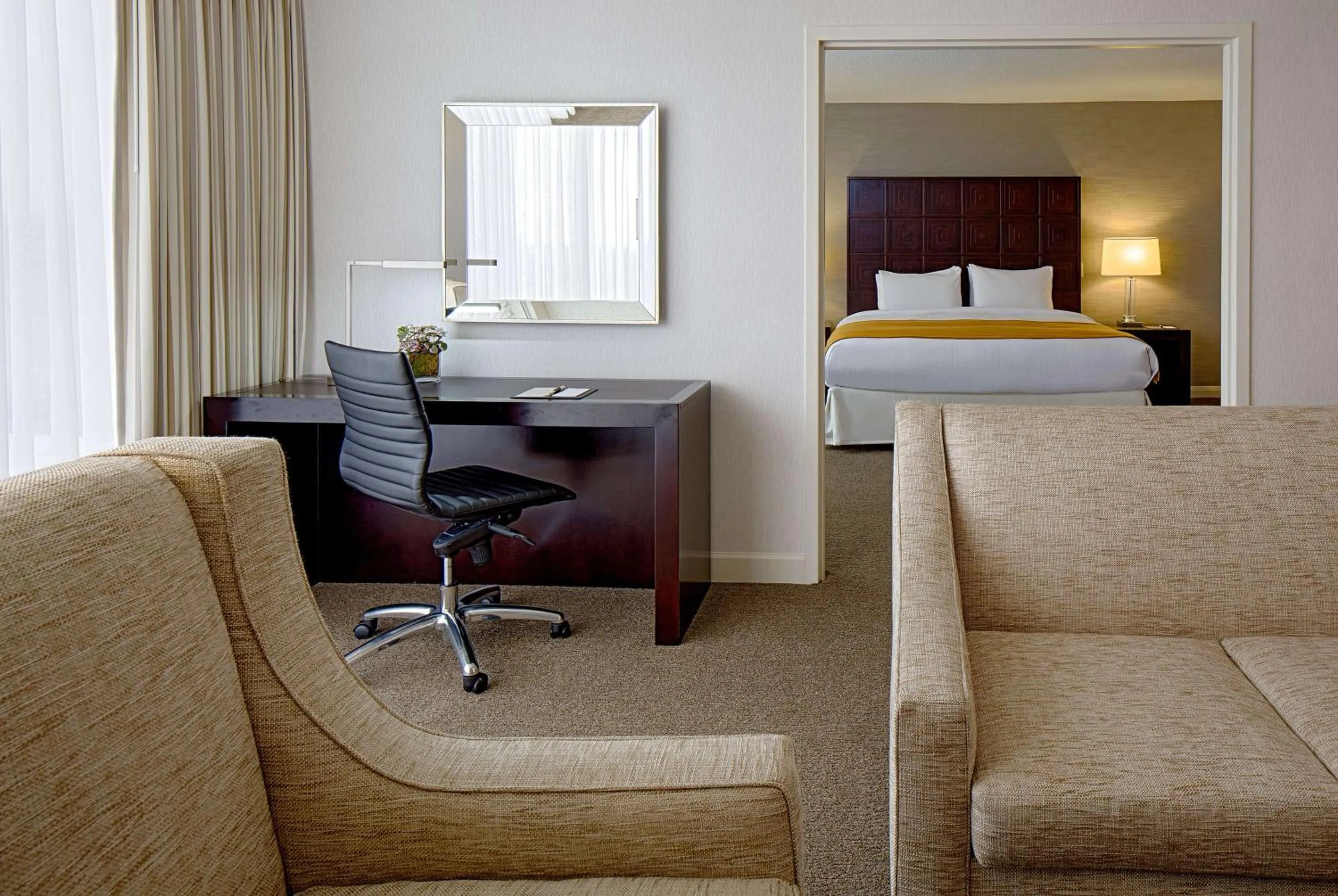 Bed in DoubleTree by Hilton Hotel Houston Greenway Plaza