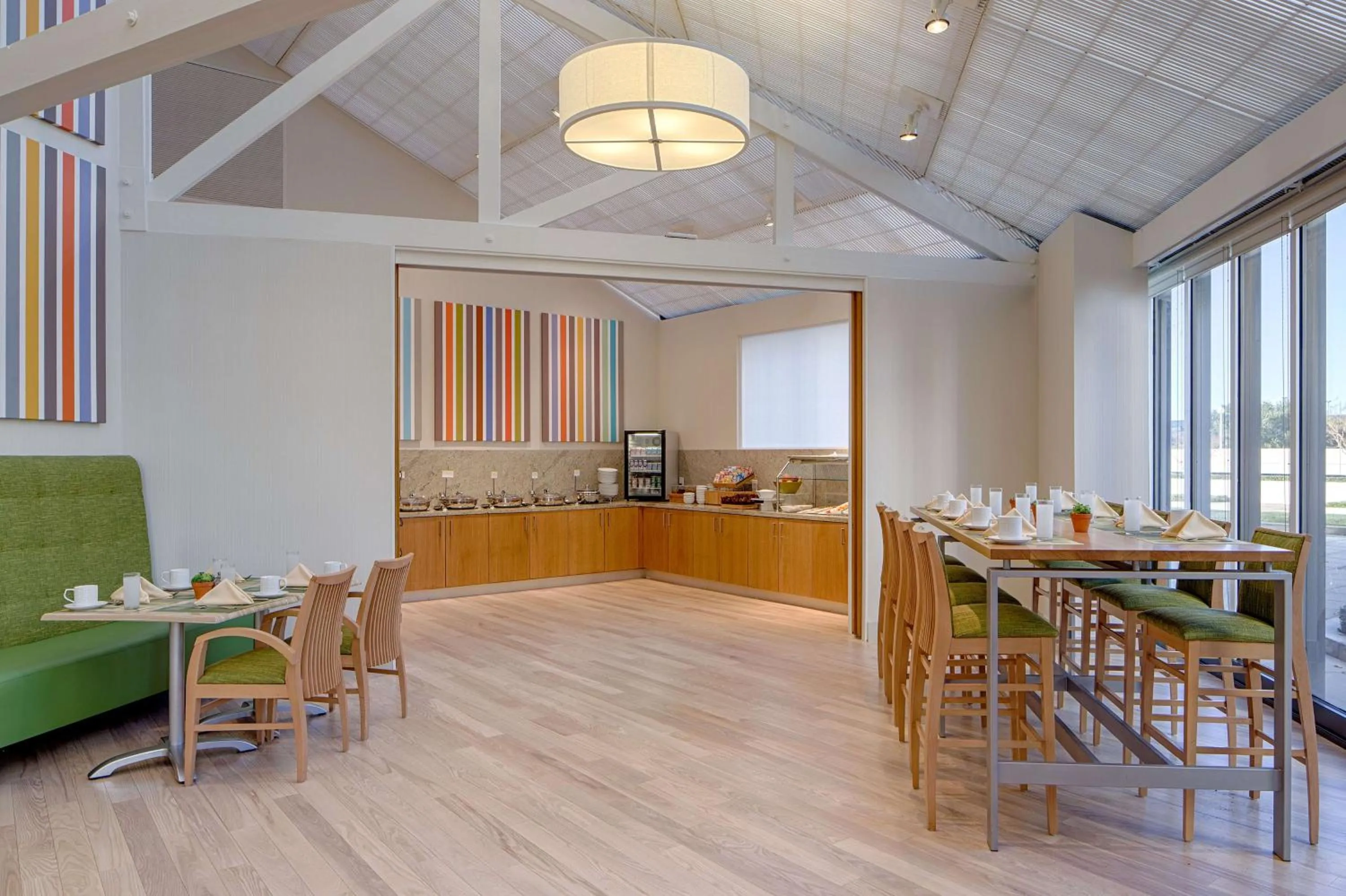Dining area in DoubleTree by Hilton Hotel Houston Greenway Plaza