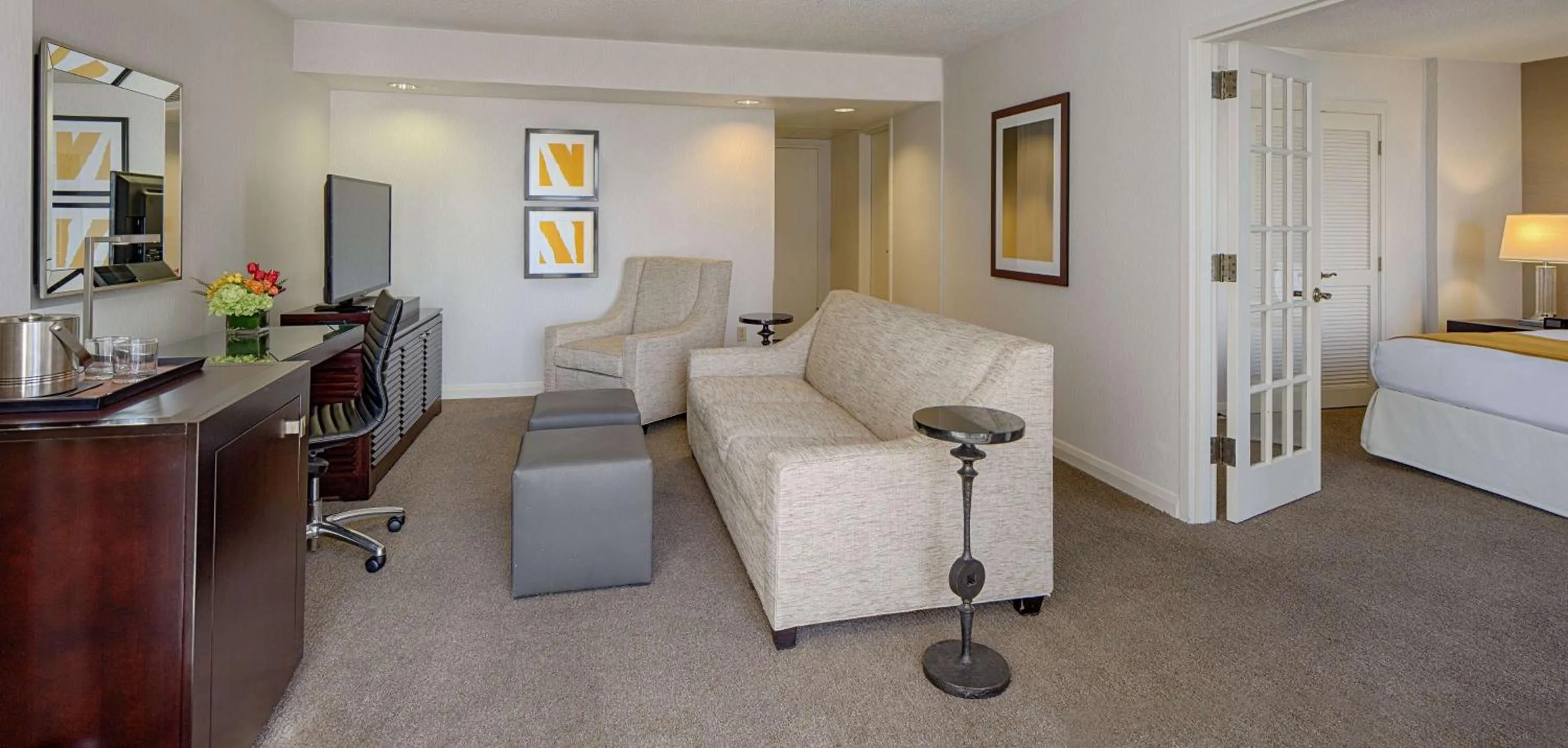 Living room, Bed in DoubleTree by Hilton Hotel Houston Greenway Plaza