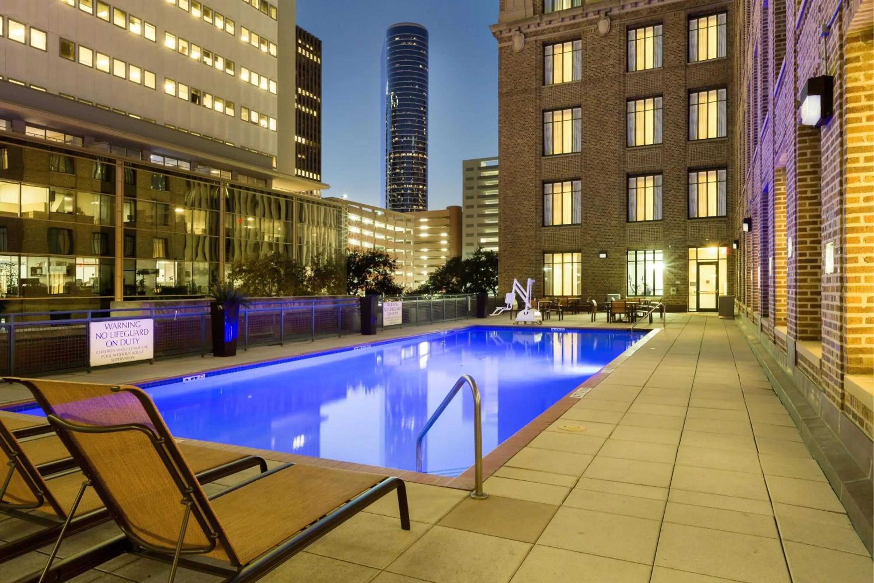 Swimming pool in Courtyard Houston Downtown Convention Center