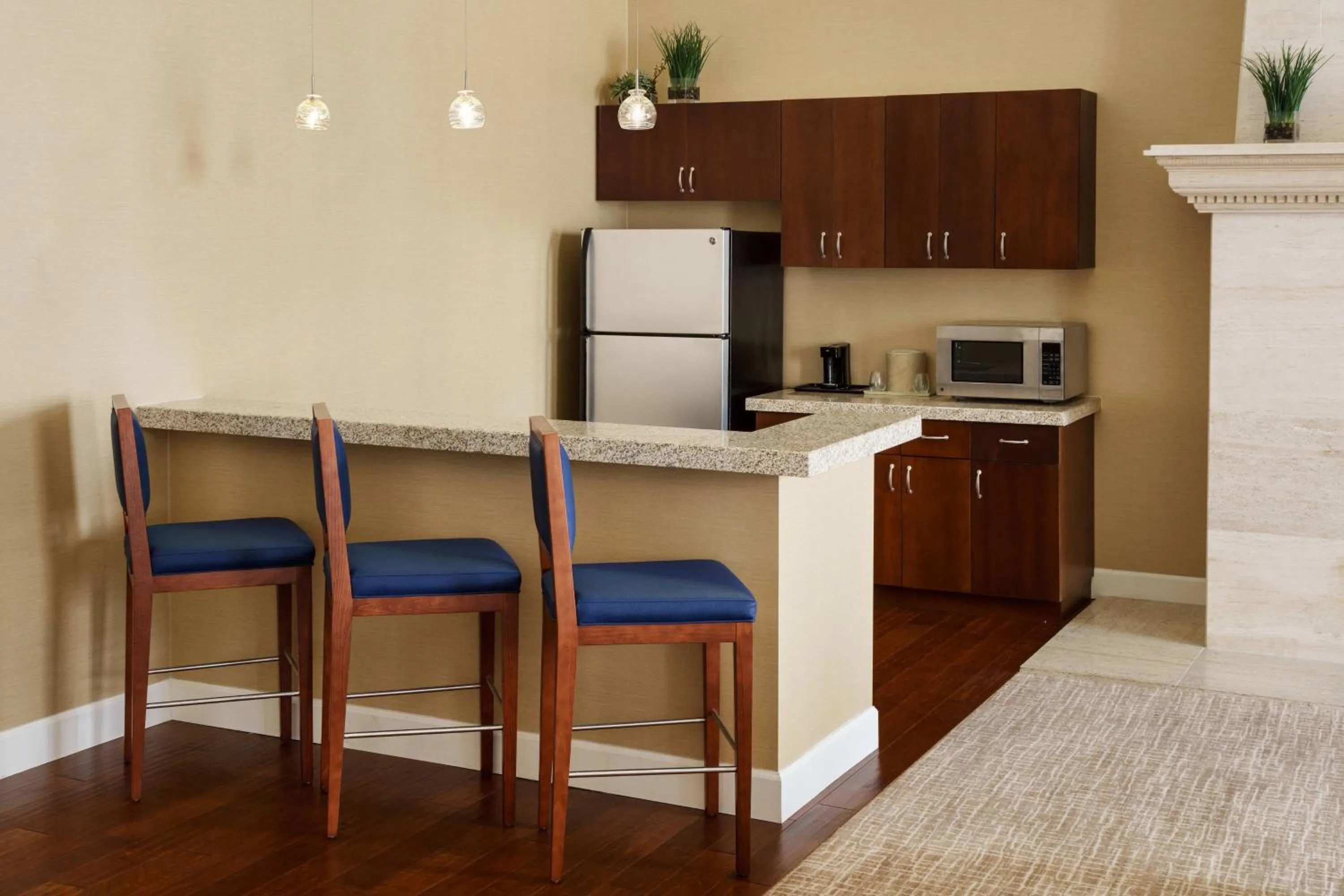 Kitchen or kitchenette in Courtyard Houston Downtown Convention Center