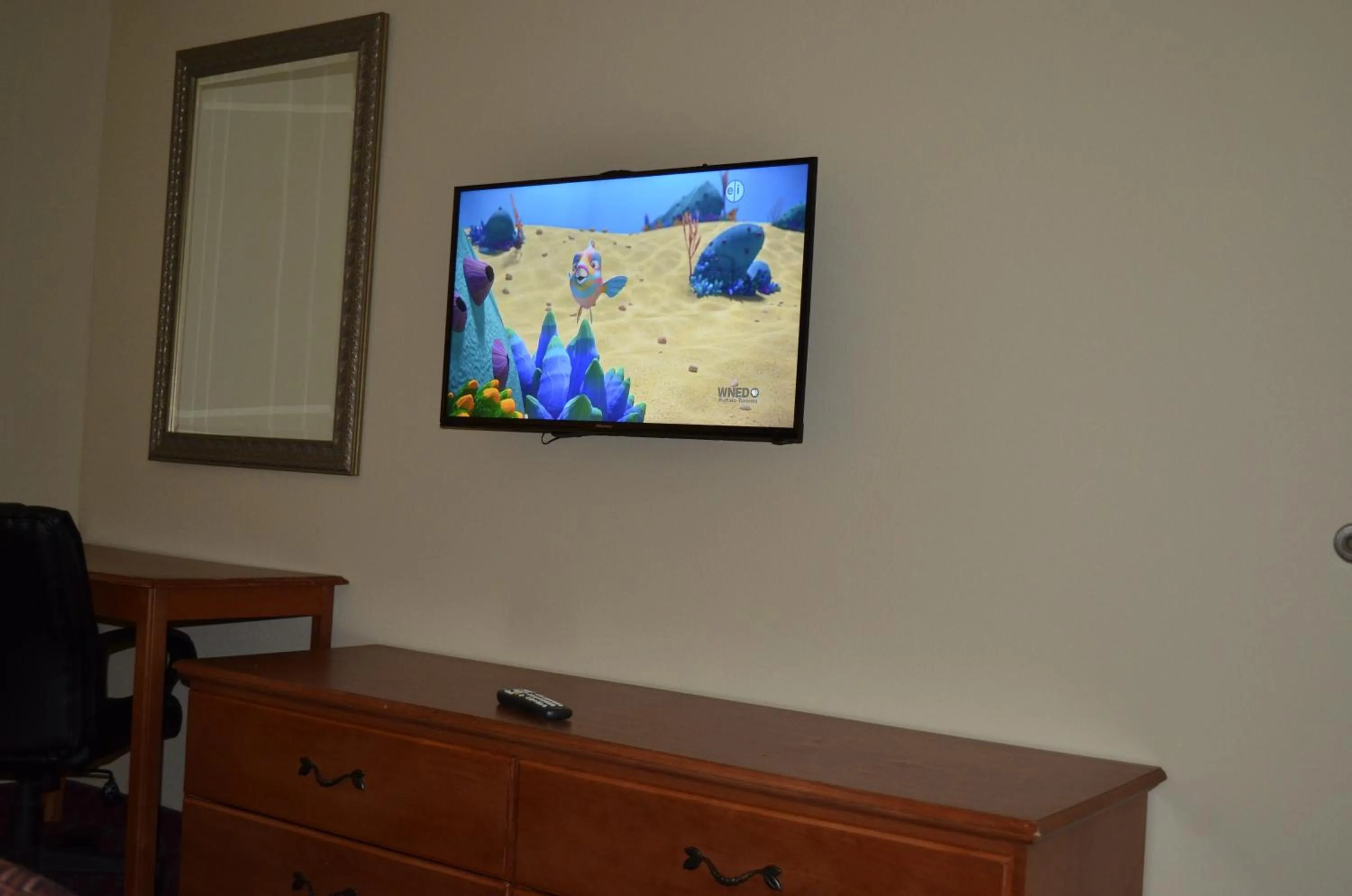 Seating area, TV/Entertainment Center in Budget Inn Williamsville