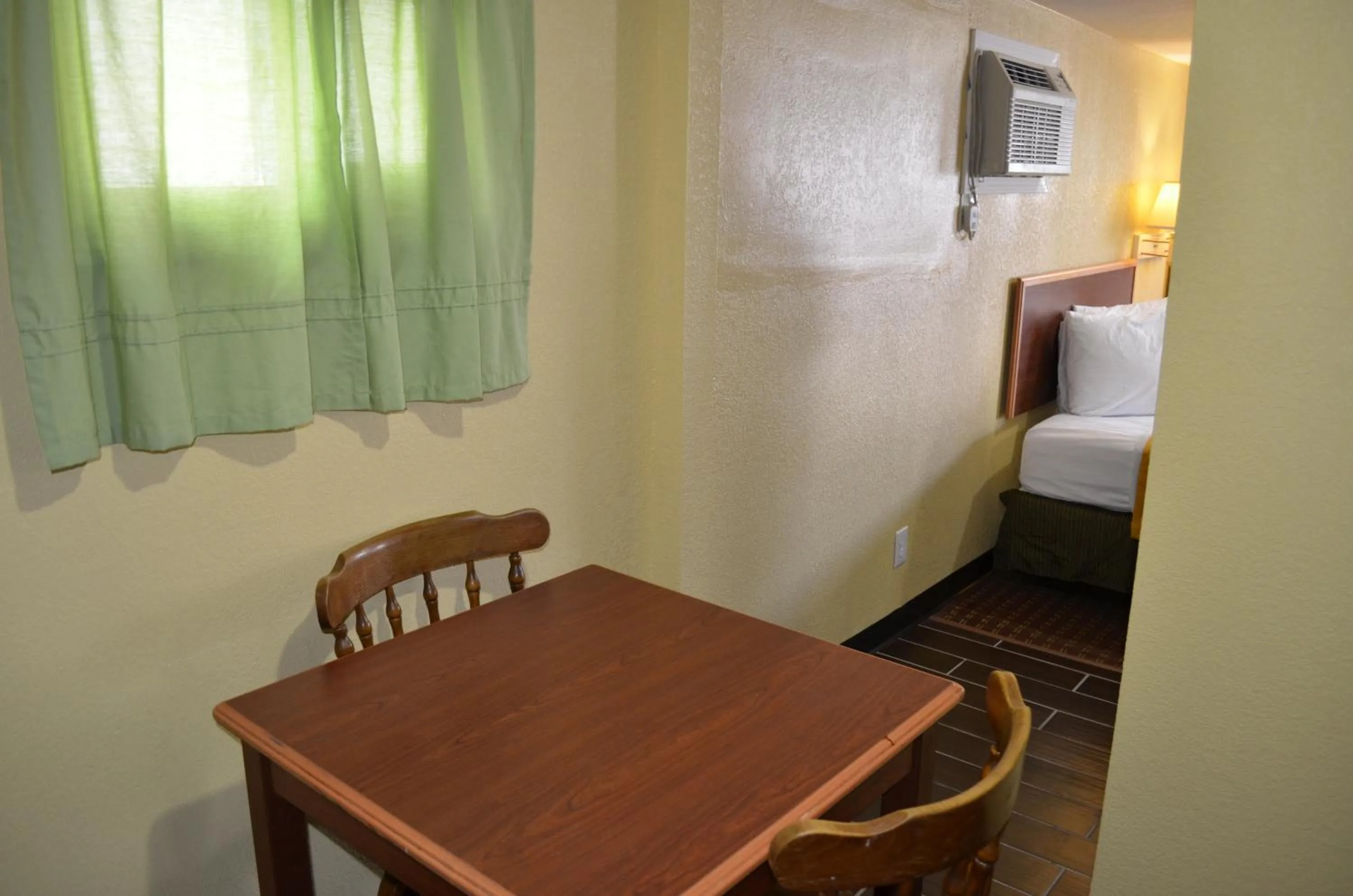 Dining Area in Budget Inn Williamsville