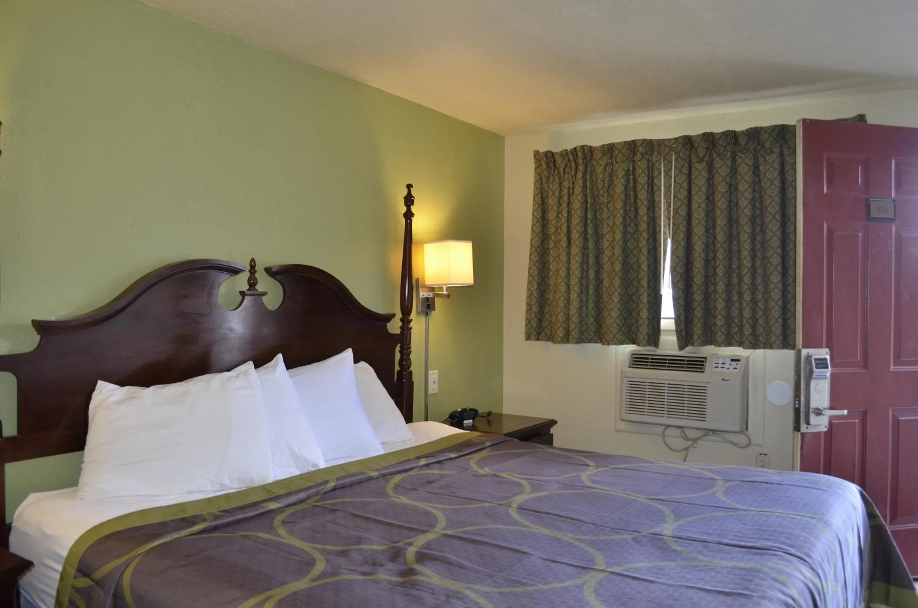 Bed in Budget Inn Williamsville