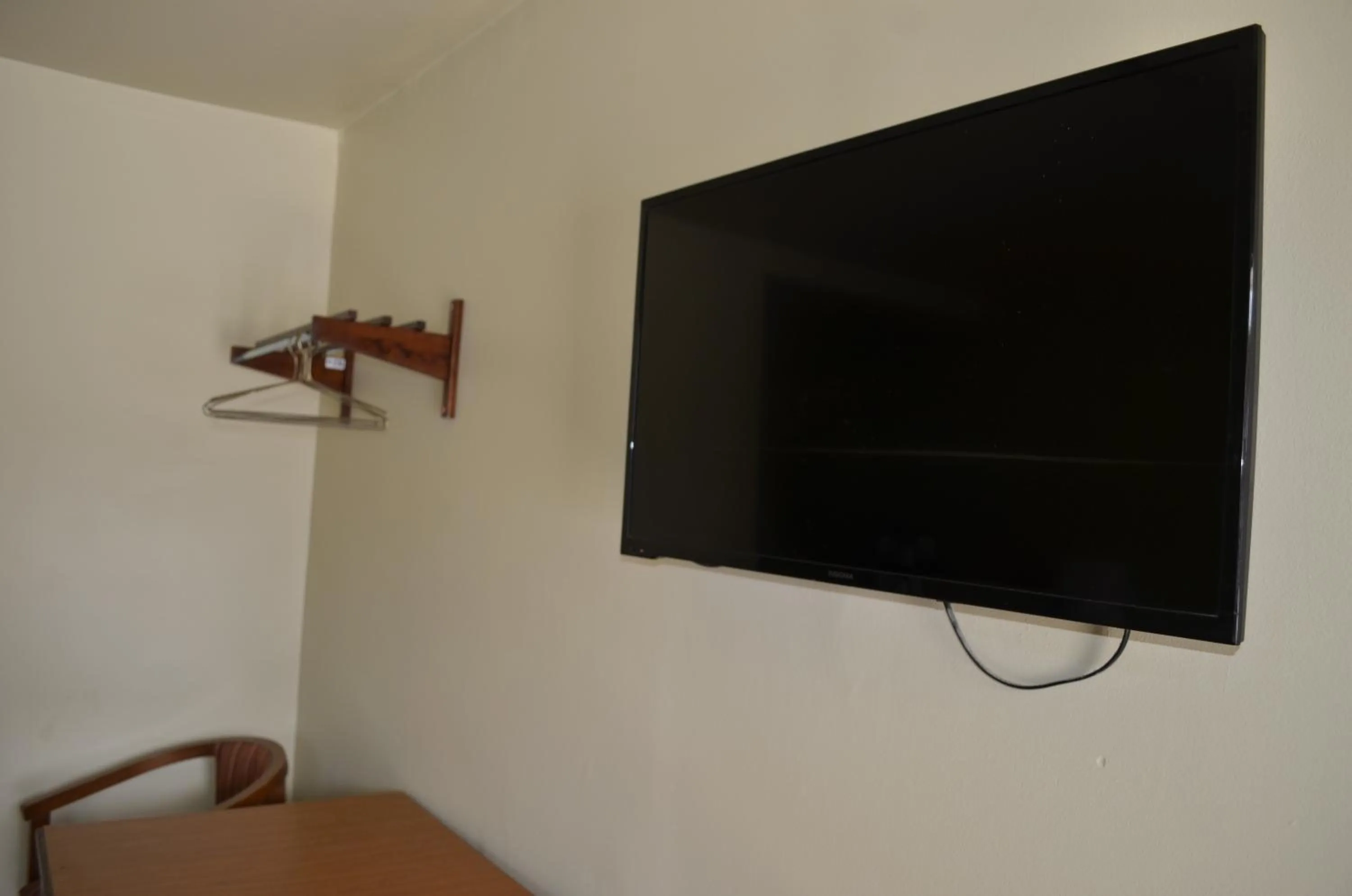 TV and multimedia, TV/Entertainment Center in Budget Inn Williamsville