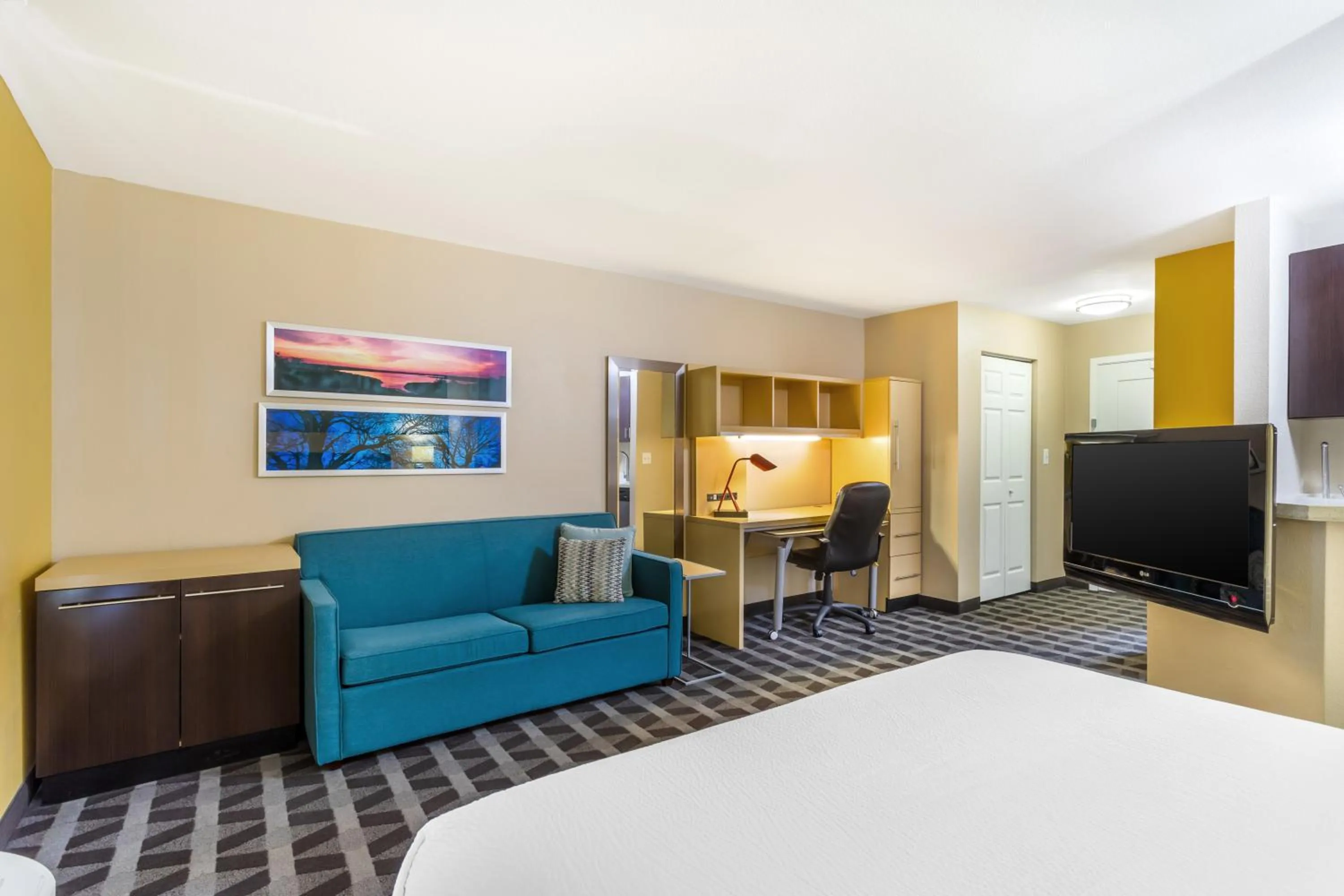 Living room, Bed in MainStay Suites Houston NASA-Clear Lake