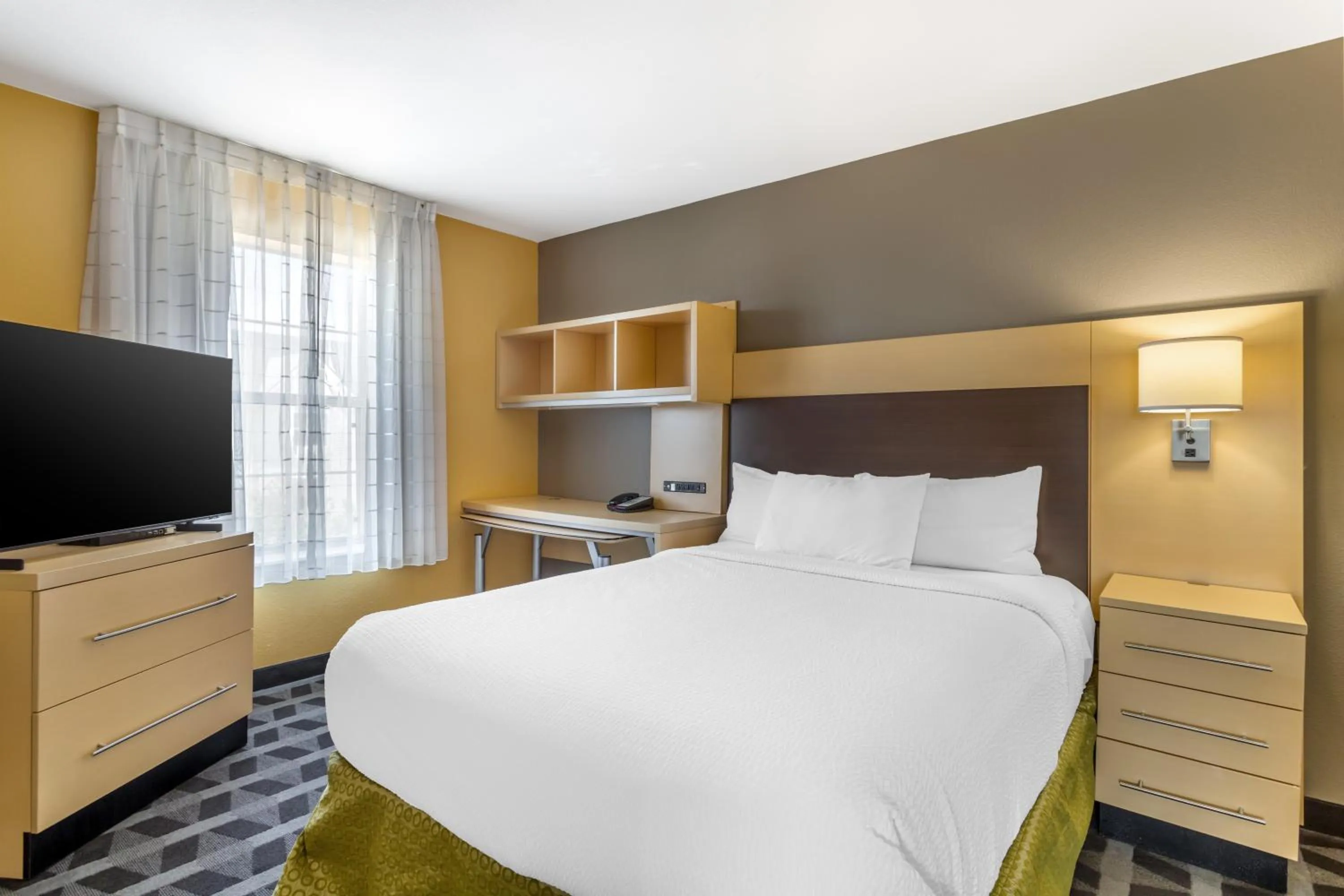 TV and multimedia, Bed in MainStay Suites Houston NASA-Clear Lake