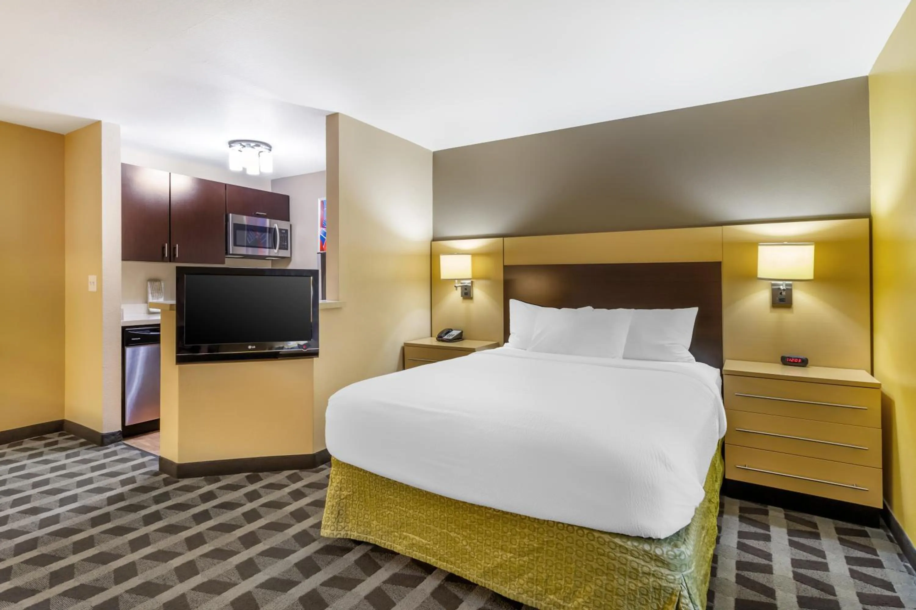 TV and multimedia, Bed in MainStay Suites Houston NASA-Clear Lake