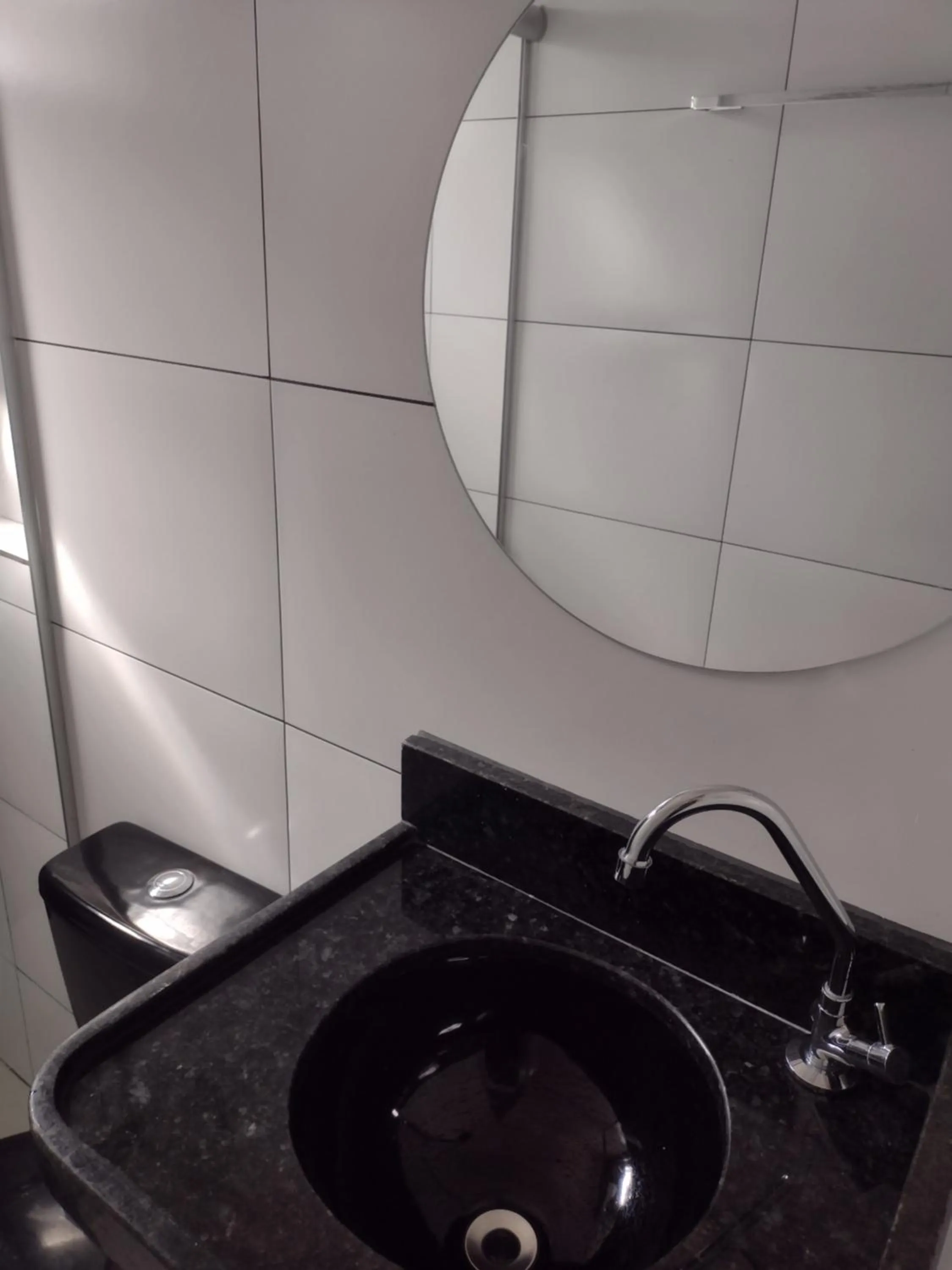 Toilet in Hotel Val-de-Cans Aeroporto