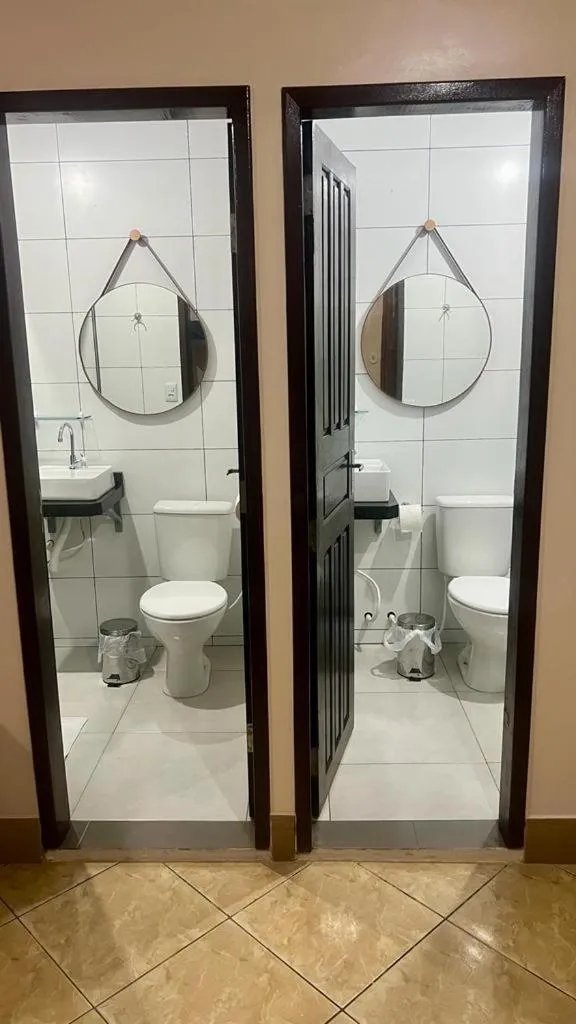 Shower in Hotel Val-de-Cans Aeroporto