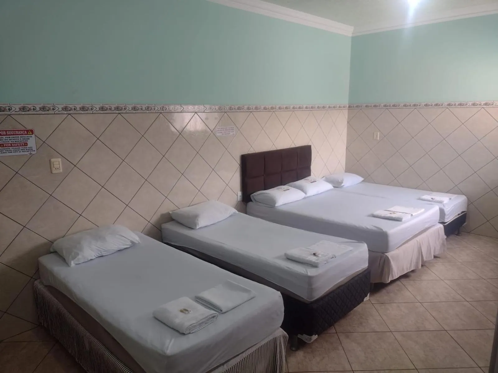 Bathroom, Bed in Hotel Val-de-Cans Aeroporto