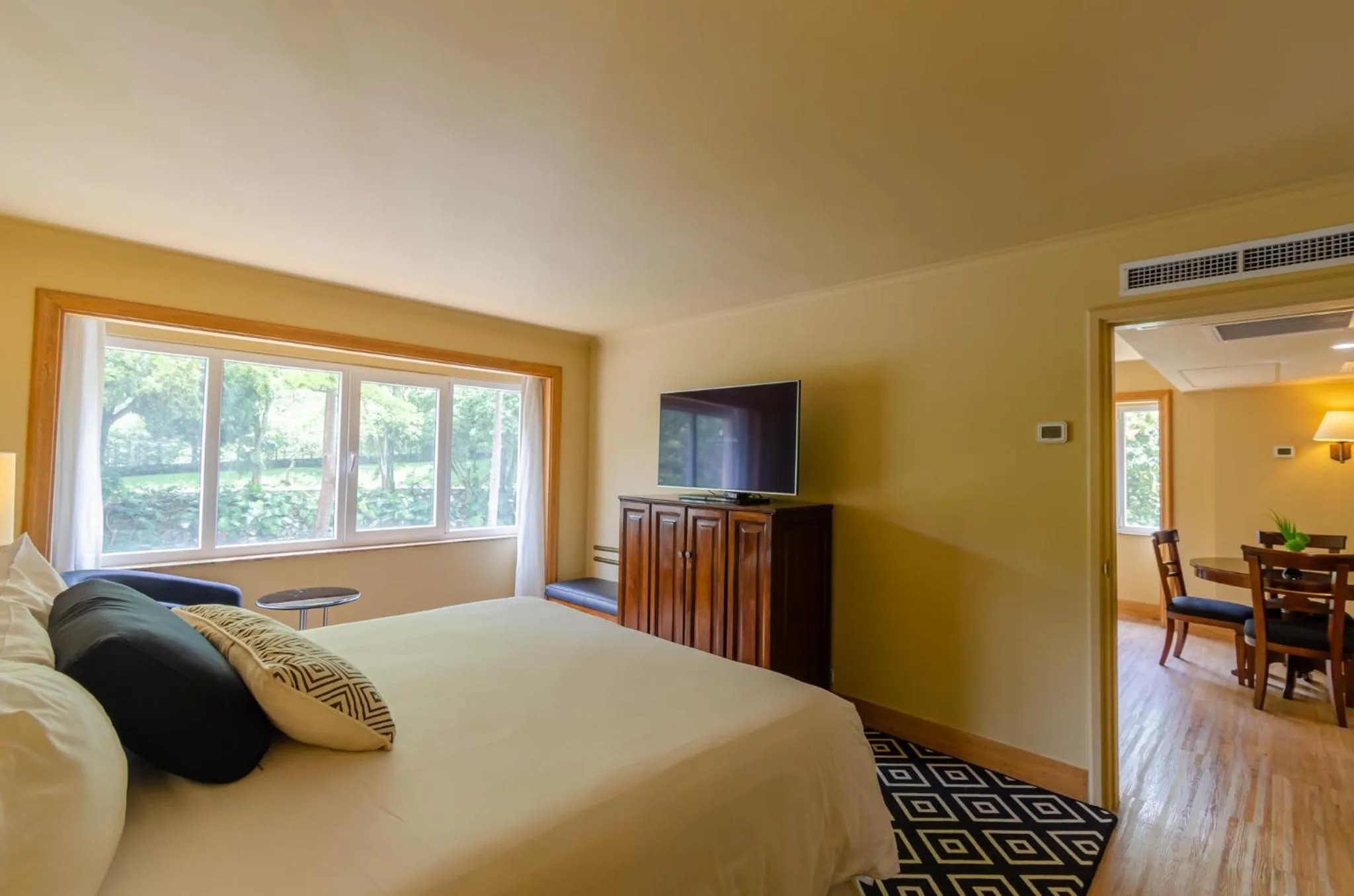 Photo of the whole room, Bed in InterContinental Medellin - Movich by IHG