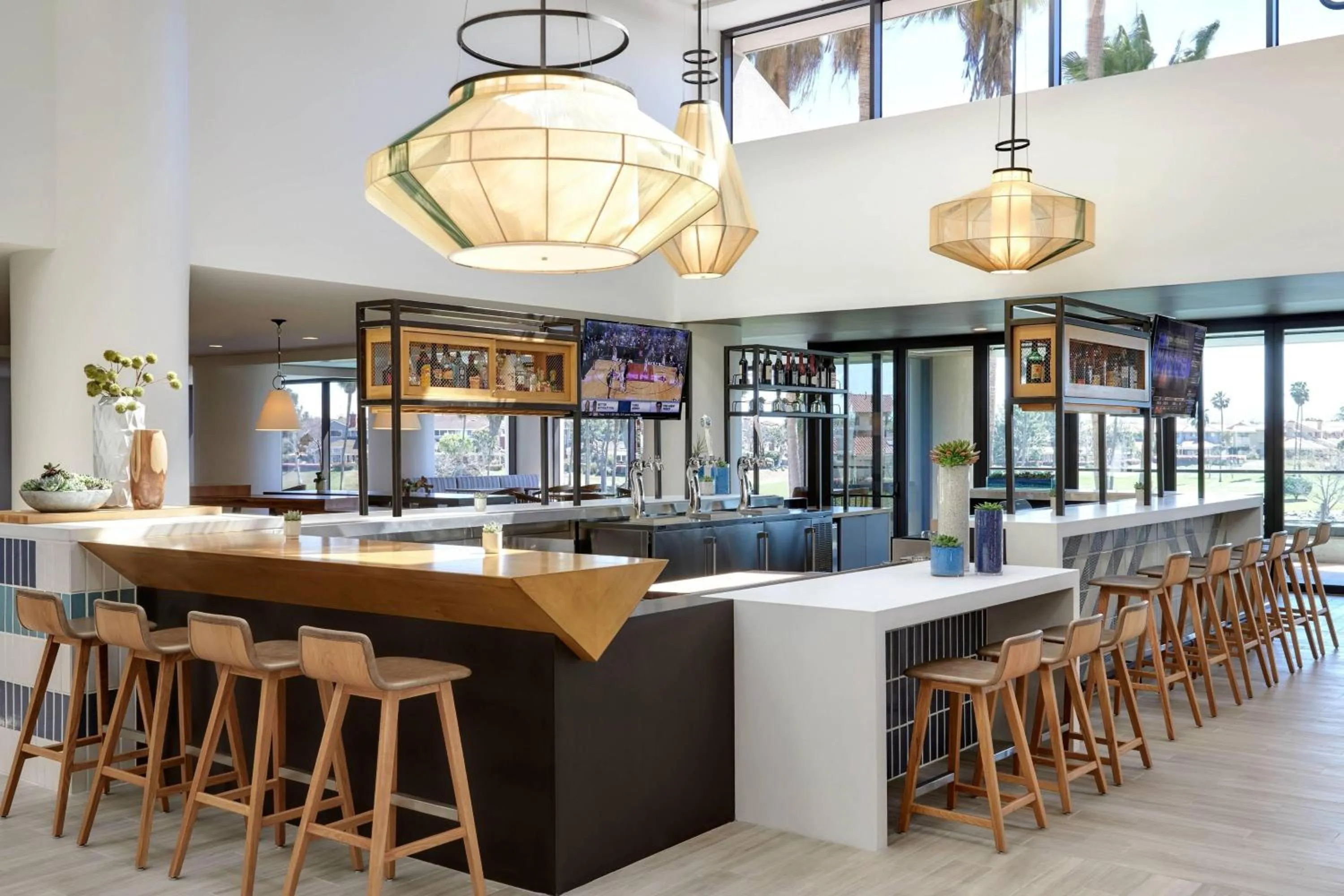 Lounge or bar in Westdrift Manhattan Beach, Autograph Collection