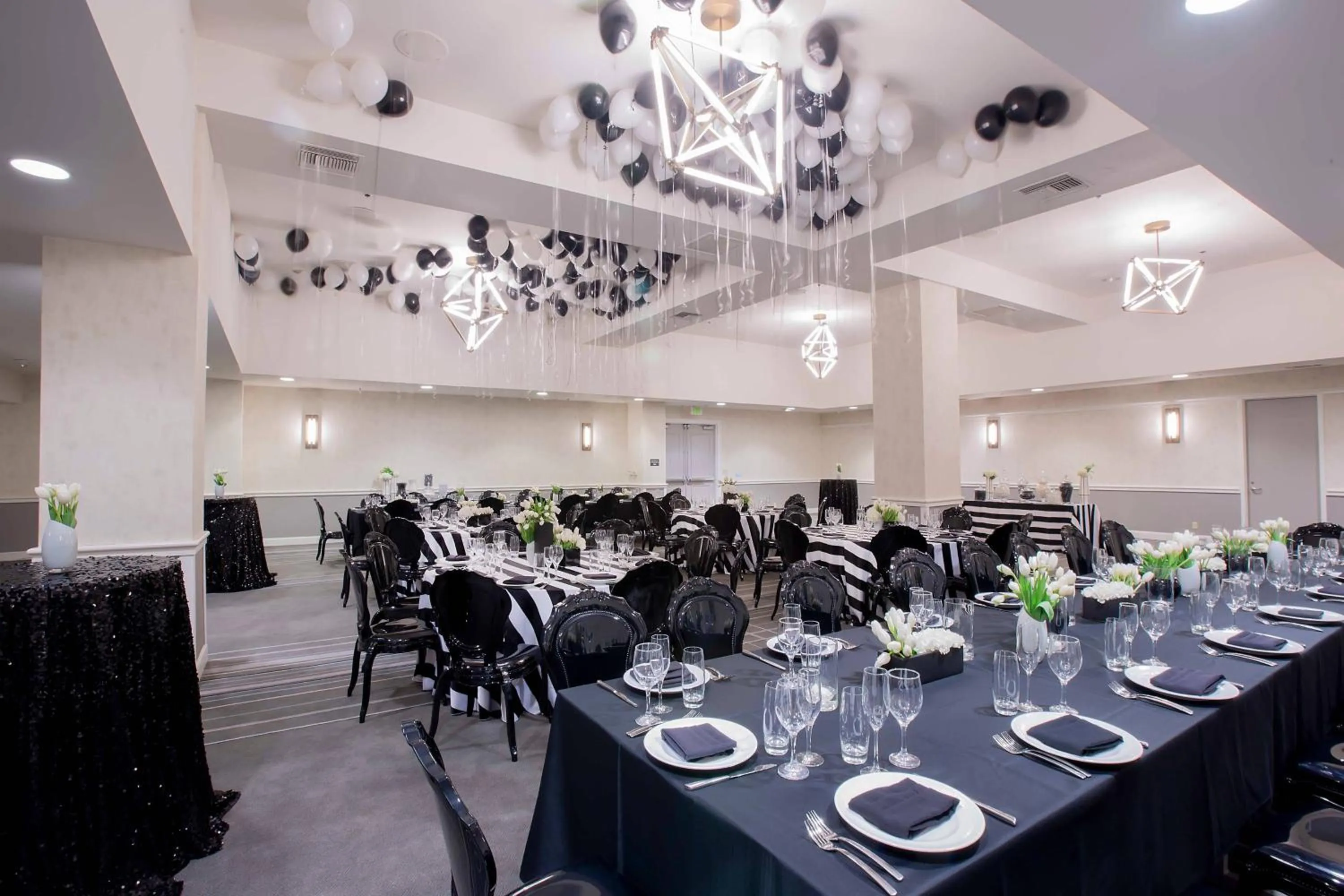 Lobby or reception in Westdrift Manhattan Beach, Autograph Collection