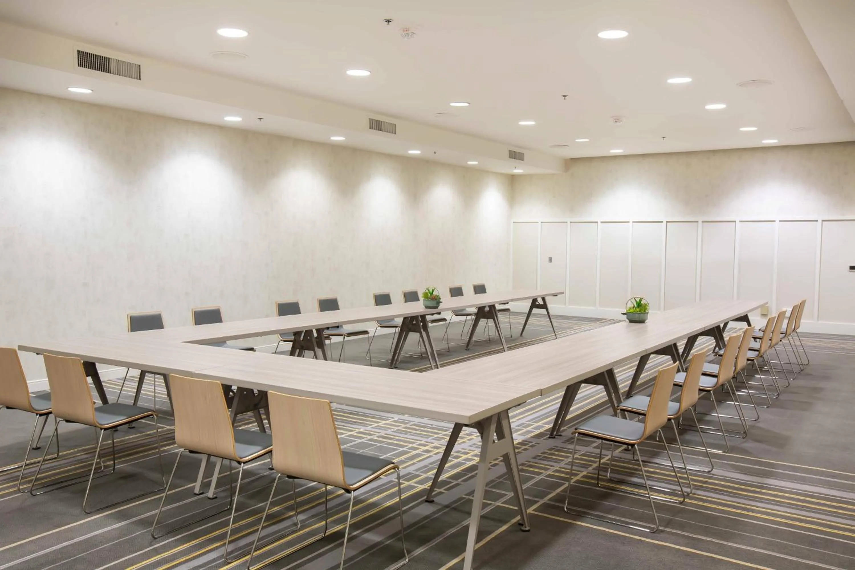 Meeting/conference room in Westdrift Manhattan Beach, Autograph Collection