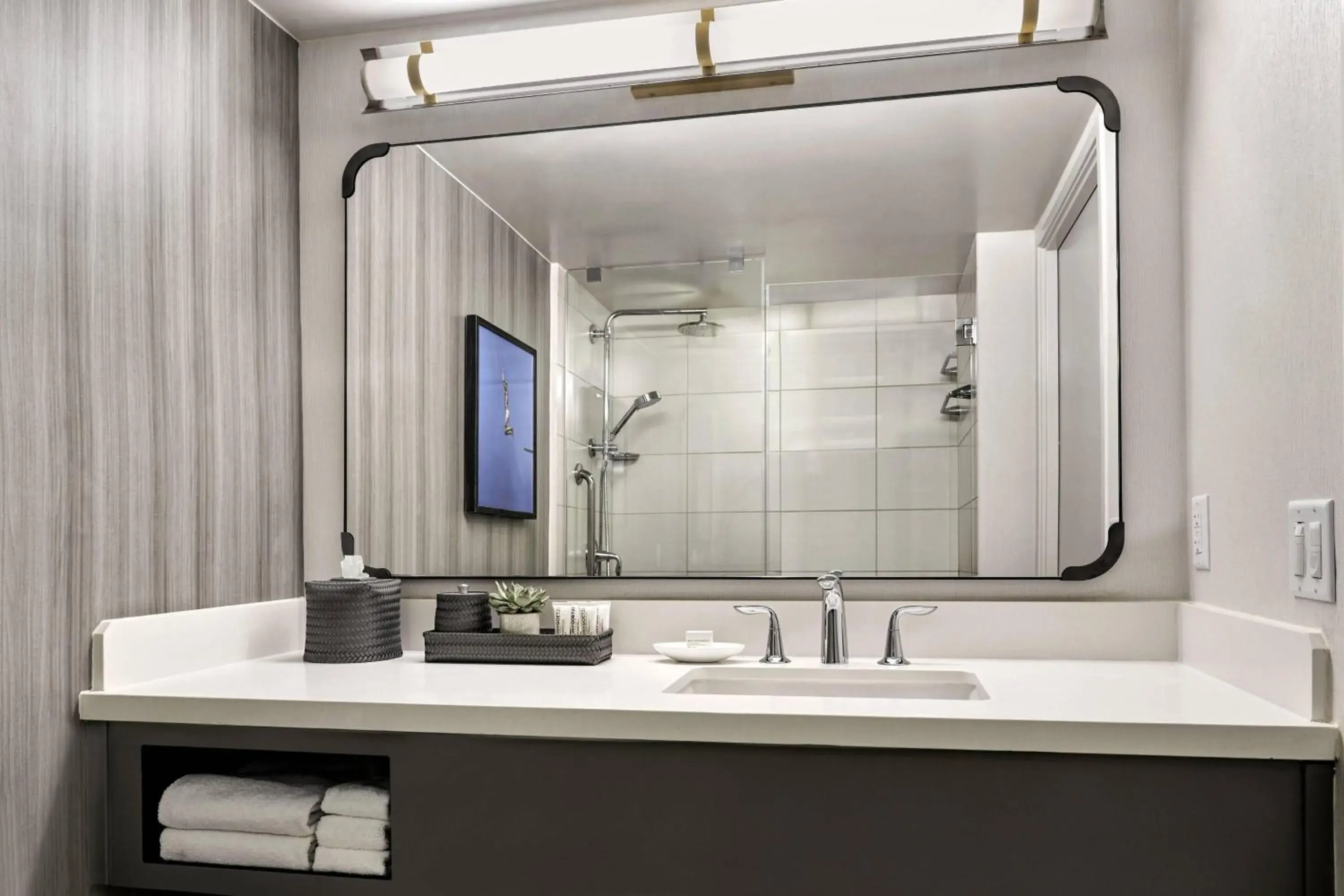 Deluxe King Room in Westdrift Manhattan Beach, Autograph Collection Deluxe King Room in Westdrift Manhattan Beach, Autograph Collection