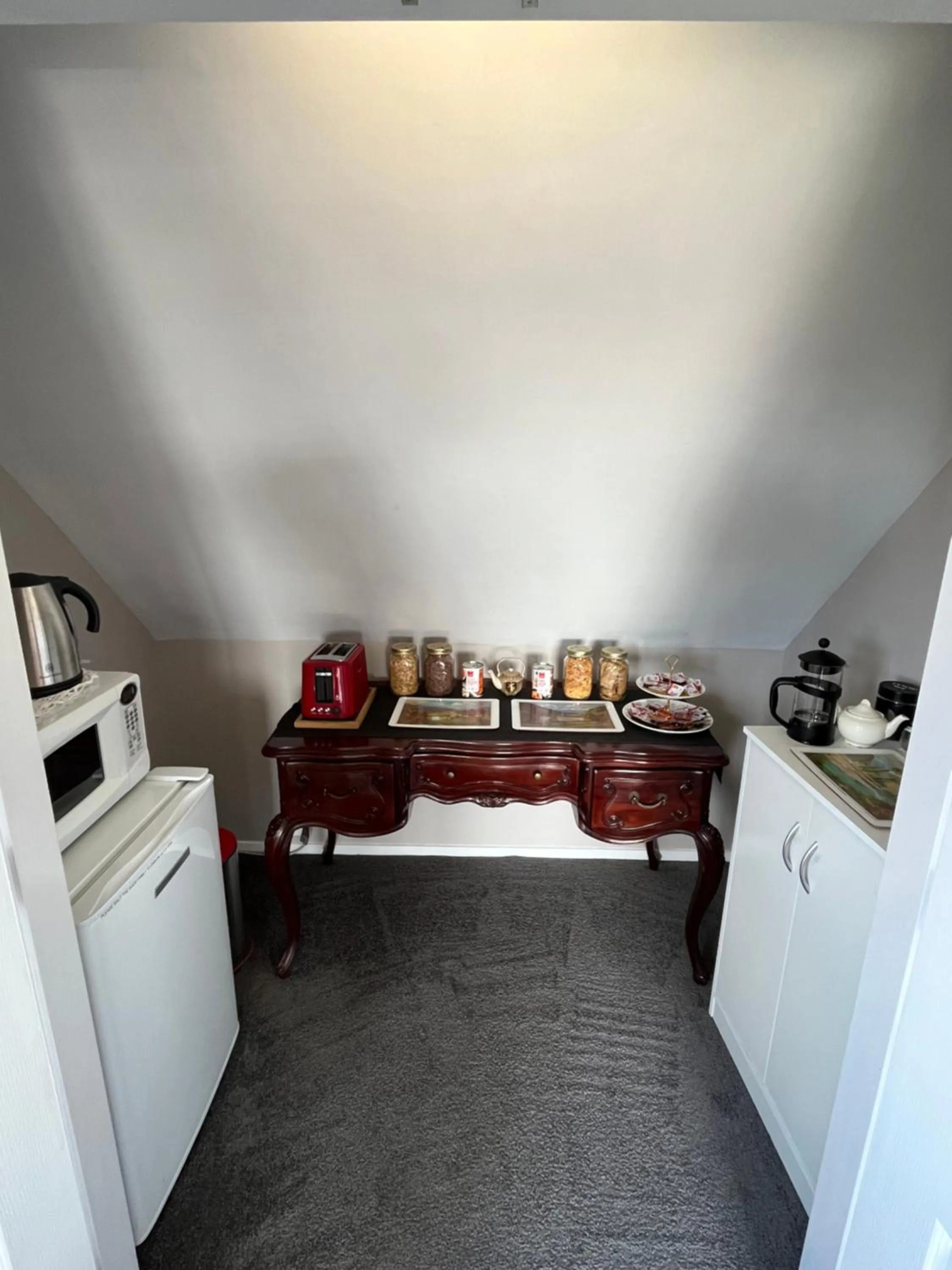 Coffee/tea facilities in Tudor Manor Bed & Breakfast