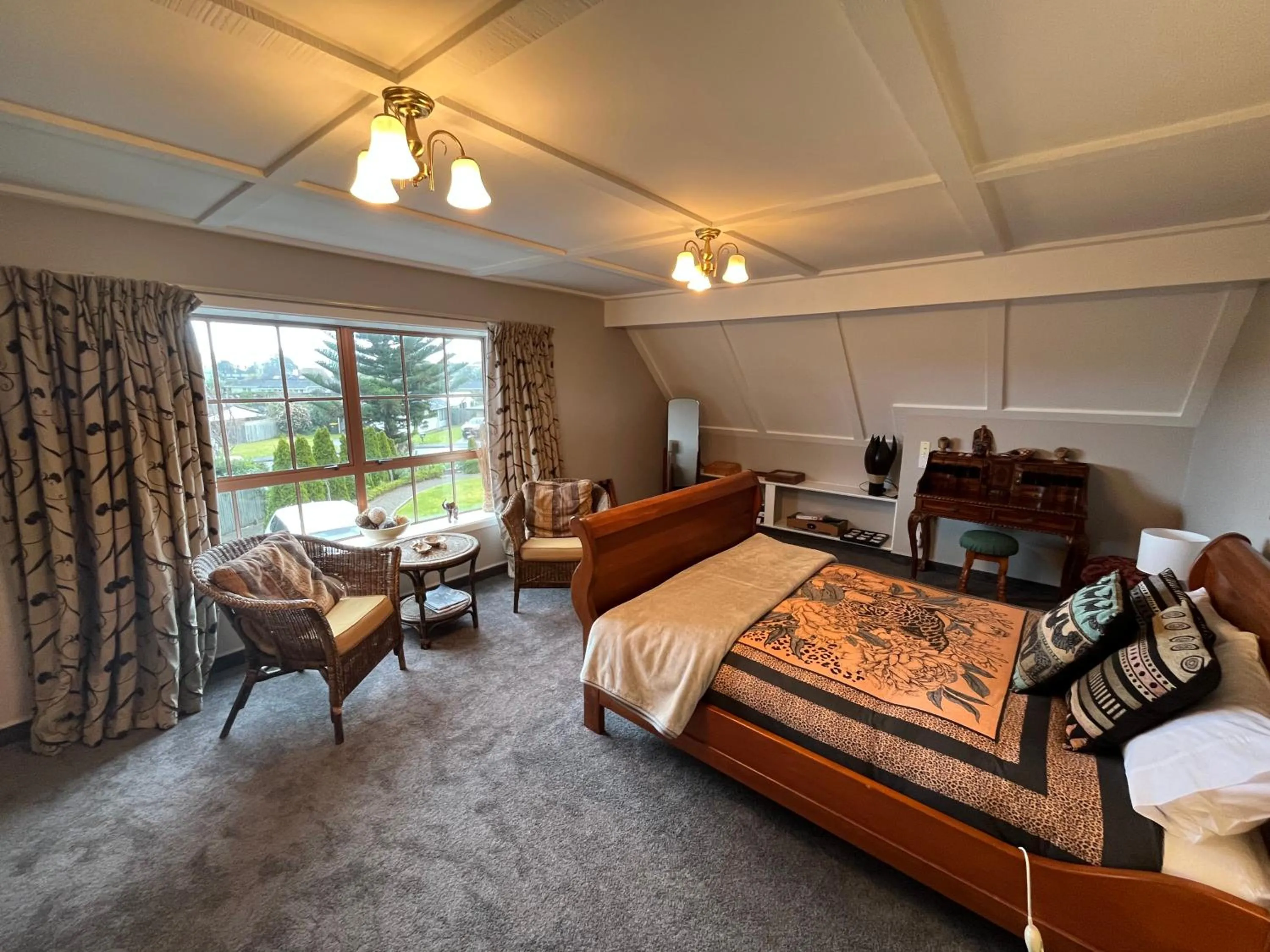 Bed in Tudor Manor Bed & Breakfast