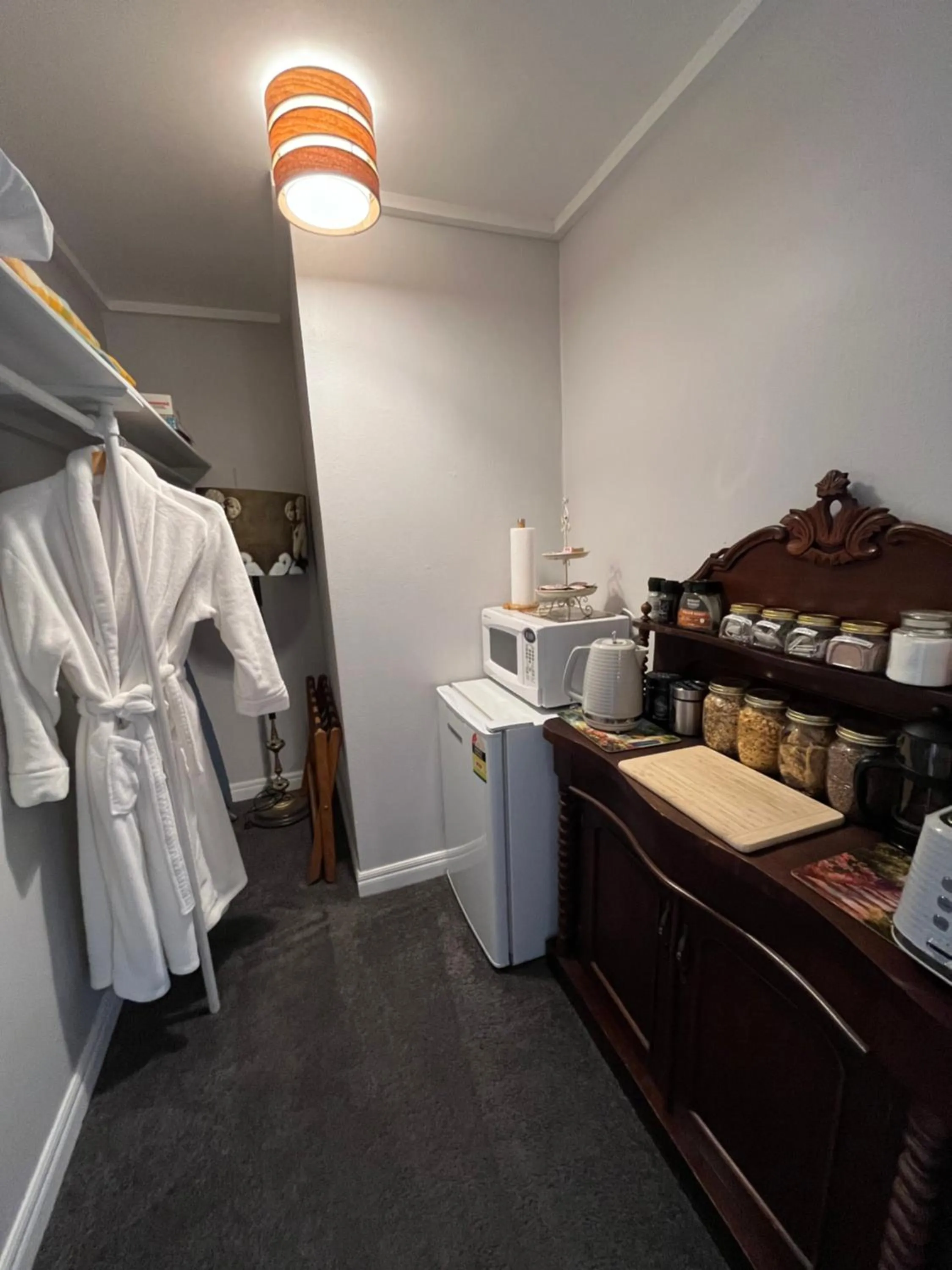 Coffee/tea facilities, Bed in Tudor Manor Bed & Breakfast