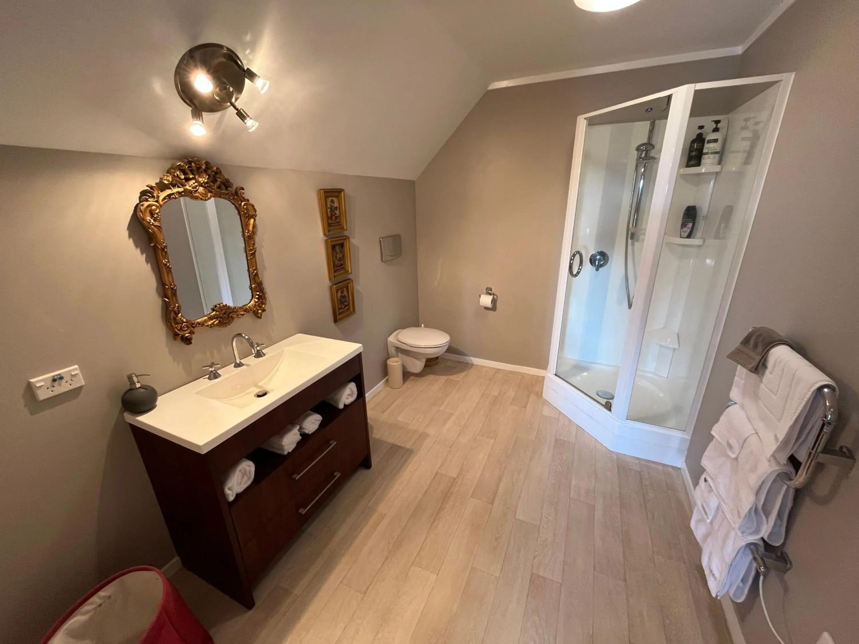 Shower, Bed in Tudor Manor Bed & Breakfast