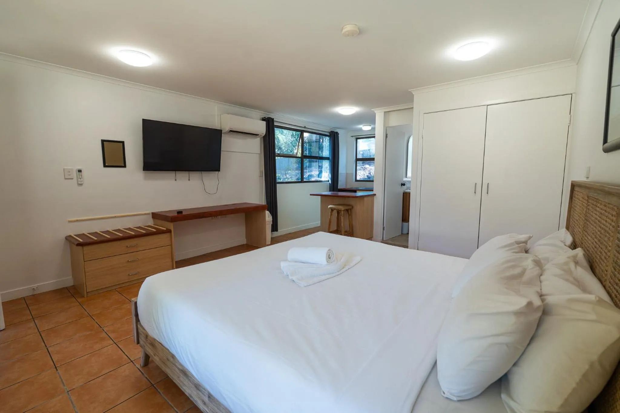 TV and multimedia, Bed in Nomads Airlie Beach