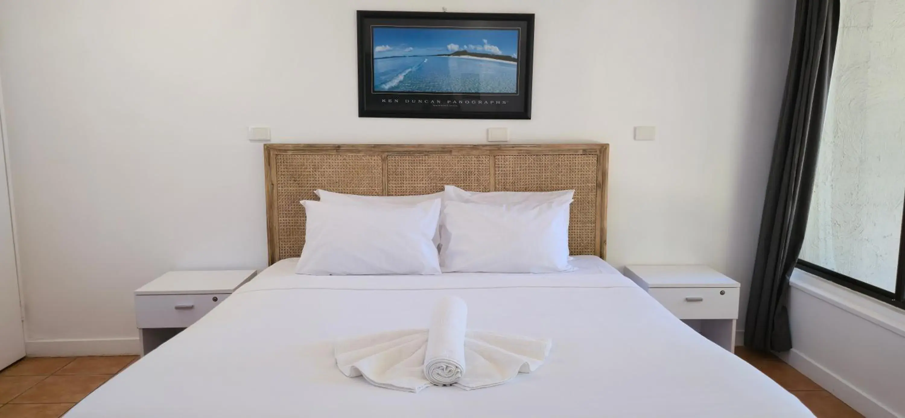 King Room With Ensuite in Nomads Airlie Beach King Room With Ensuite in Nomads Airlie Beach