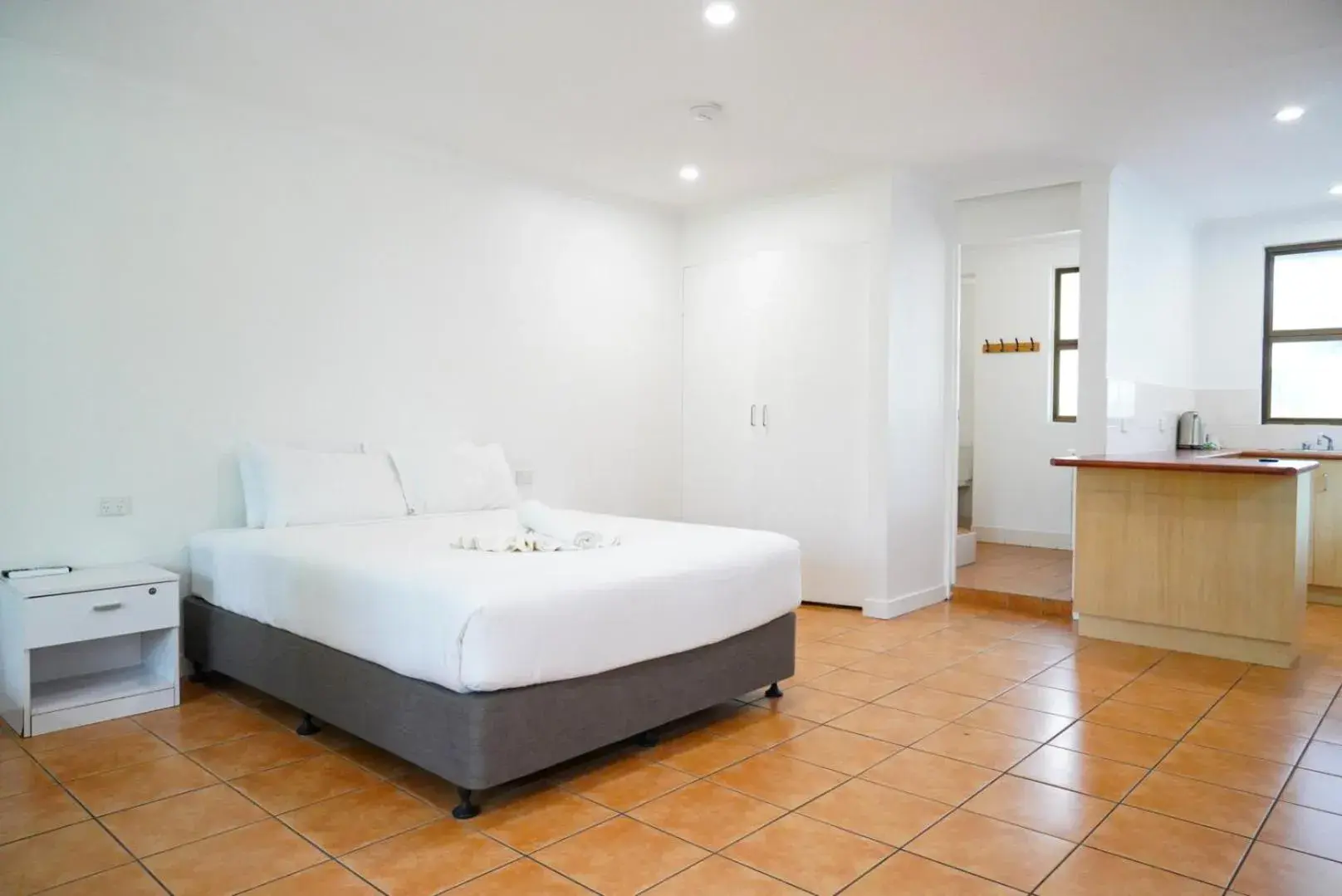 Queen Room with Ensuite in Nomads Airlie Beach Queen Room with Ensuite in Nomads Airlie Beach