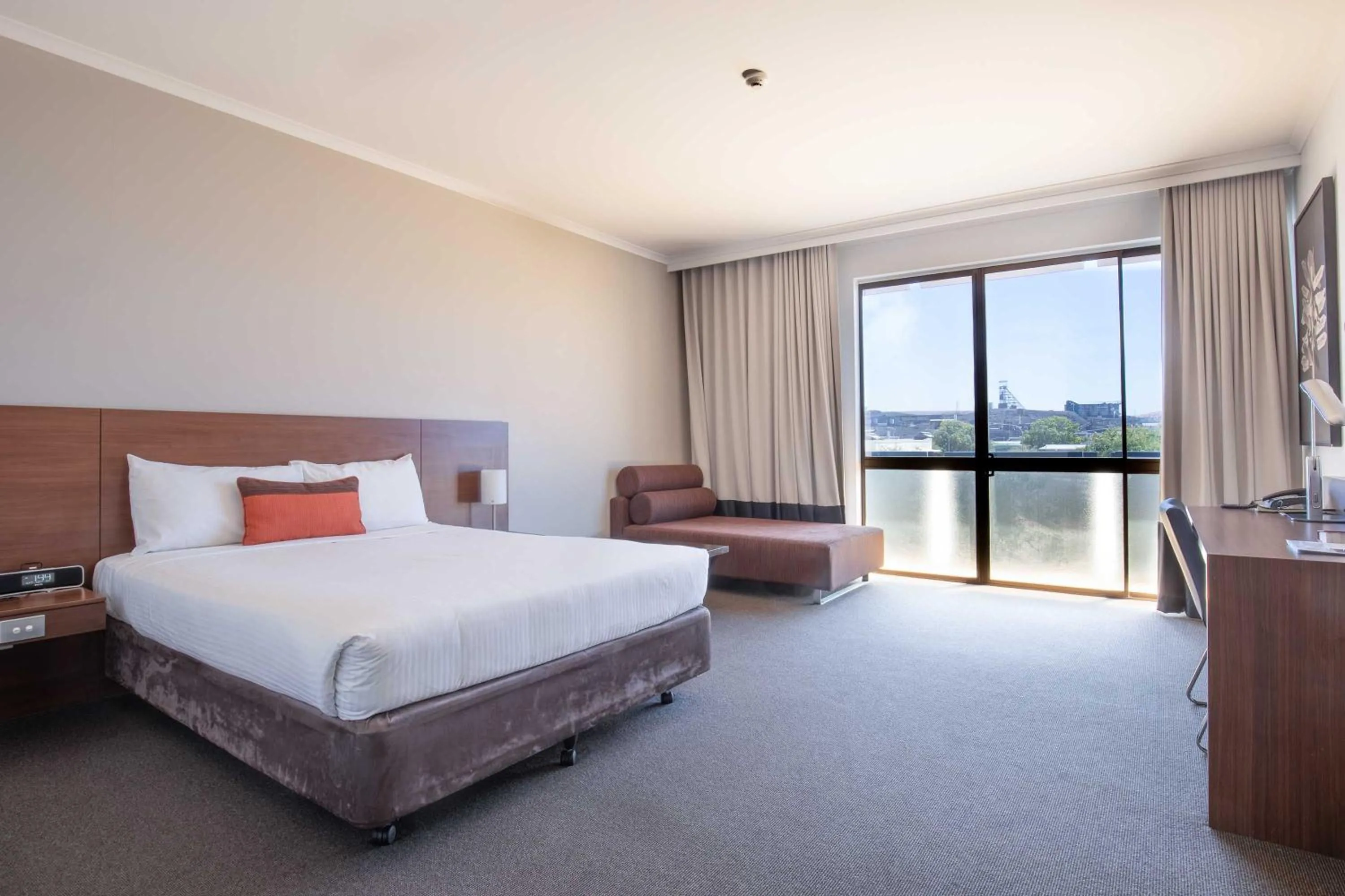 View (from property/room), Bed in ibis Styles Mt Isa Verona