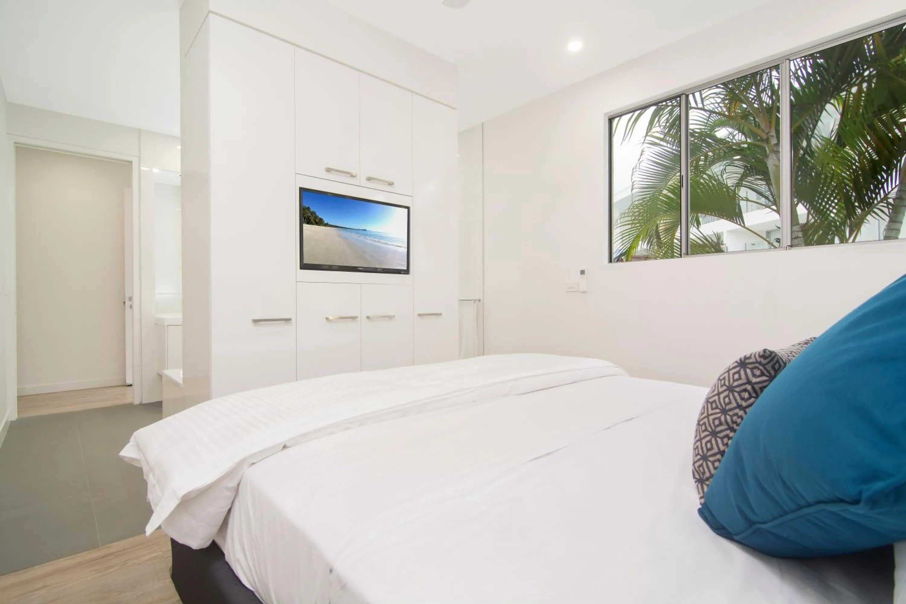 Photo of the whole room, Bed in Pool Resort Port Douglas