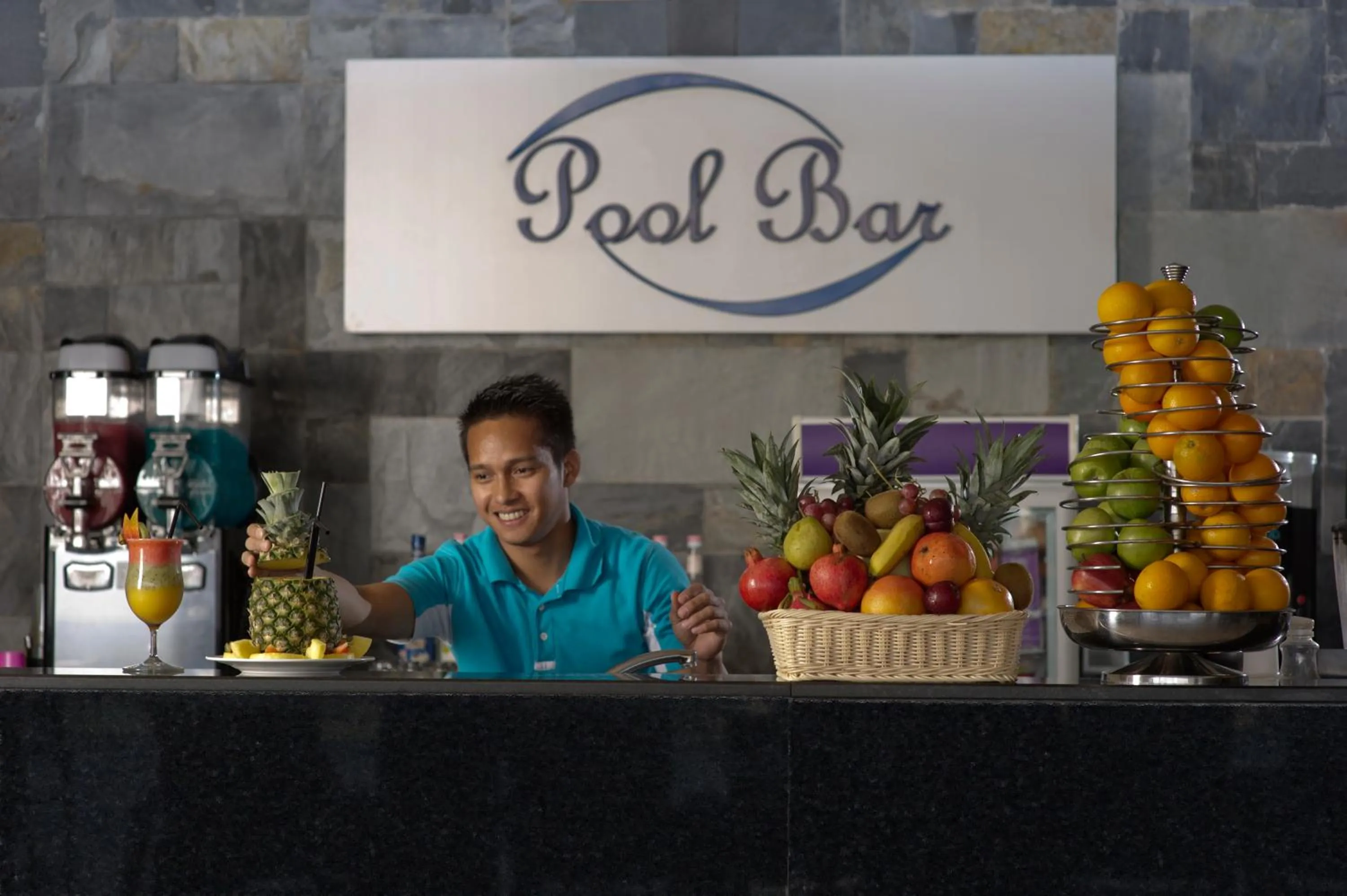 Restaurant/places to eat in Two Seasons Hotel & Apartments