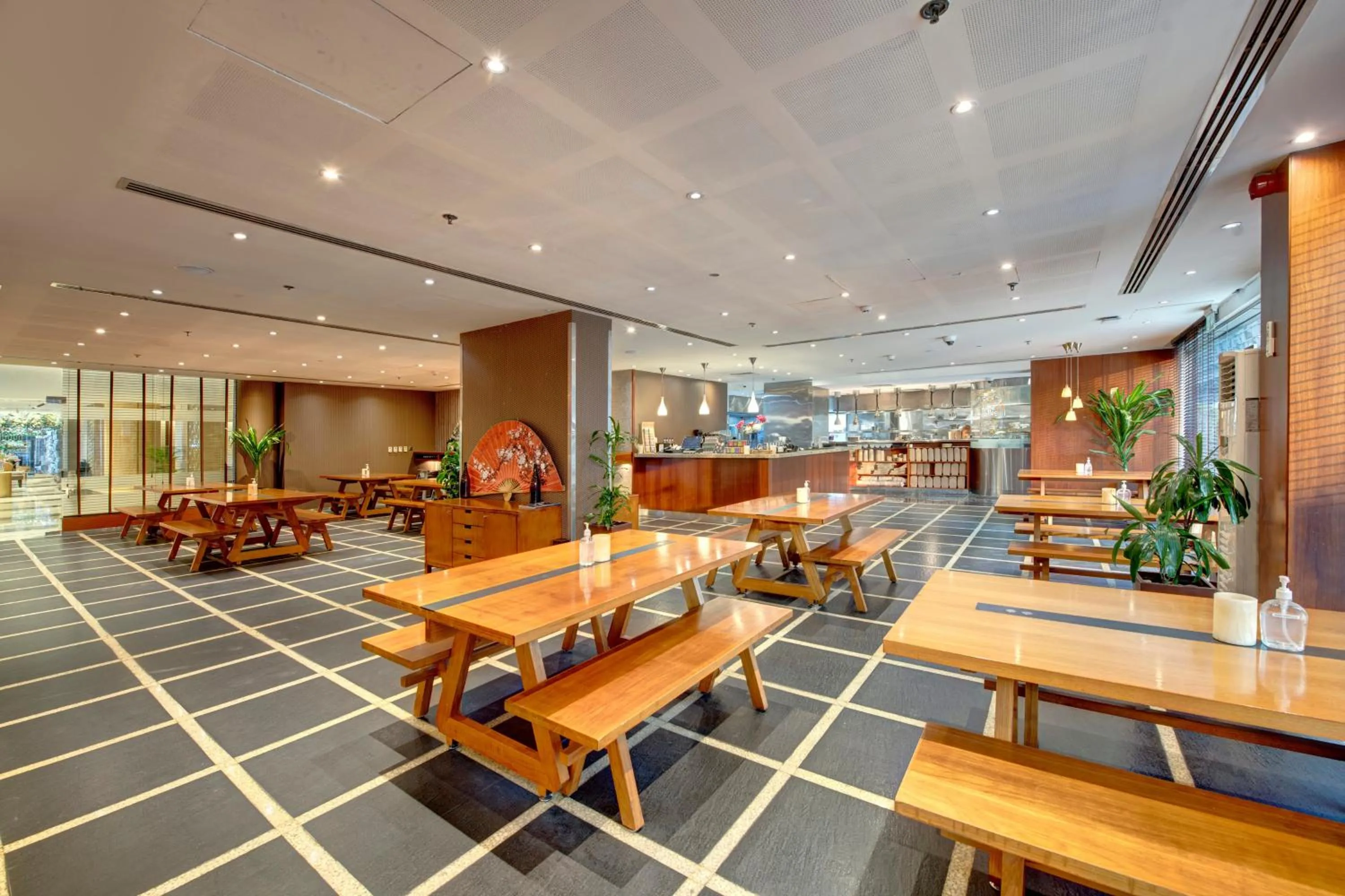 Restaurant/places to eat in Two Seasons Hotel & Apartments