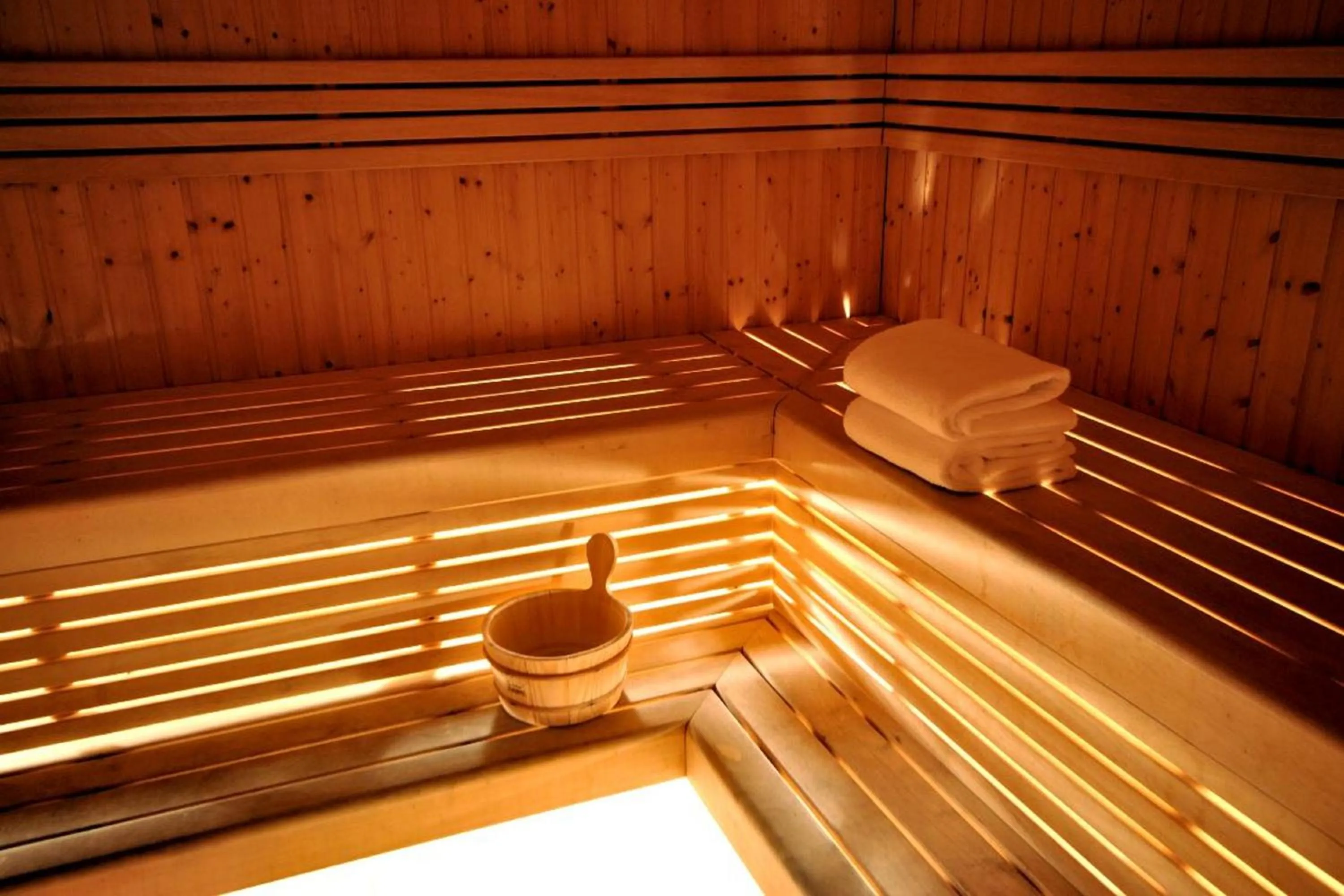 Sauna in Two Seasons Hotel & Apartments