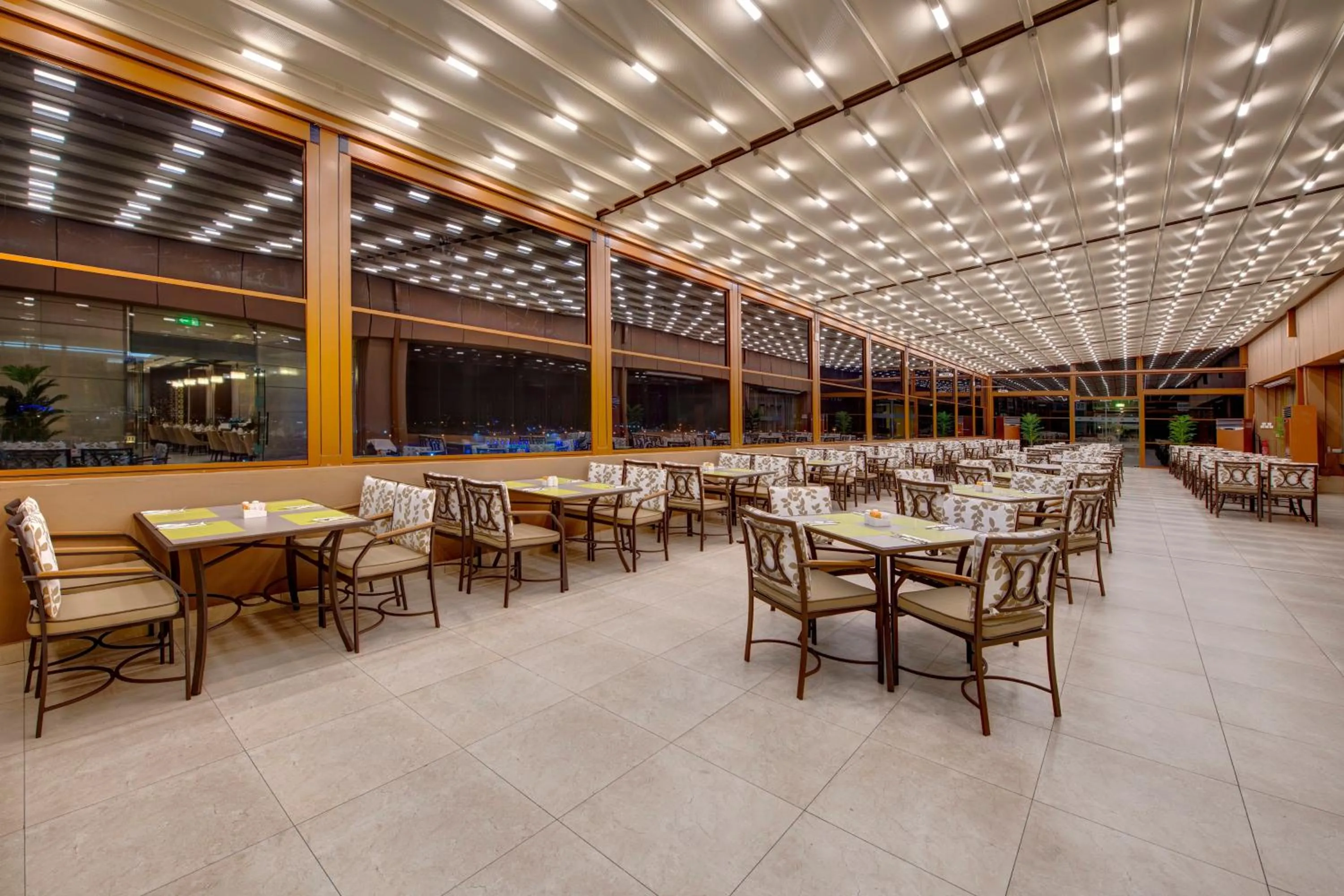 Restaurant/places to eat in Two Seasons Hotel & Apartments