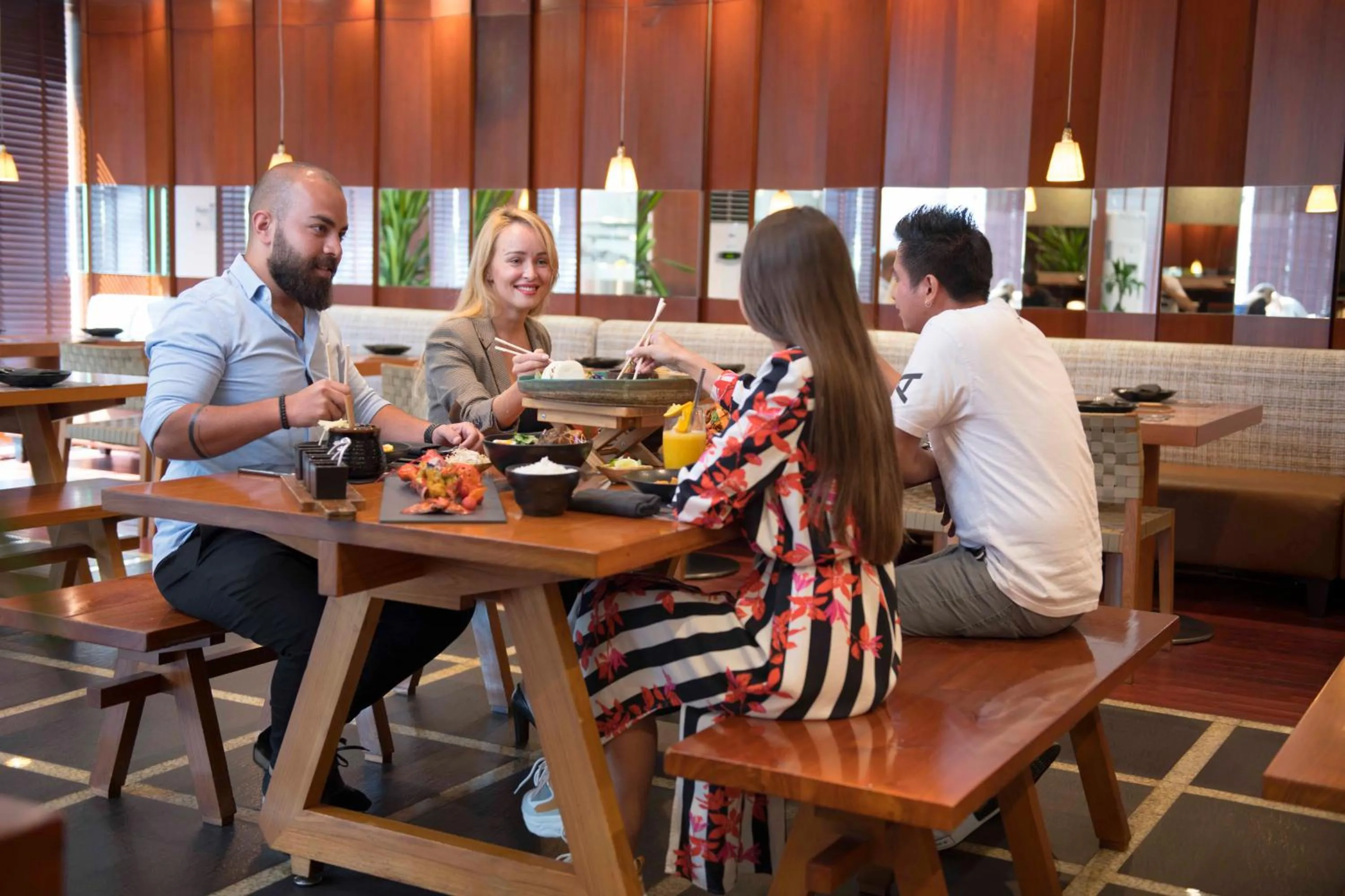 Restaurant/places to eat in Two Seasons Hotel & Apartments