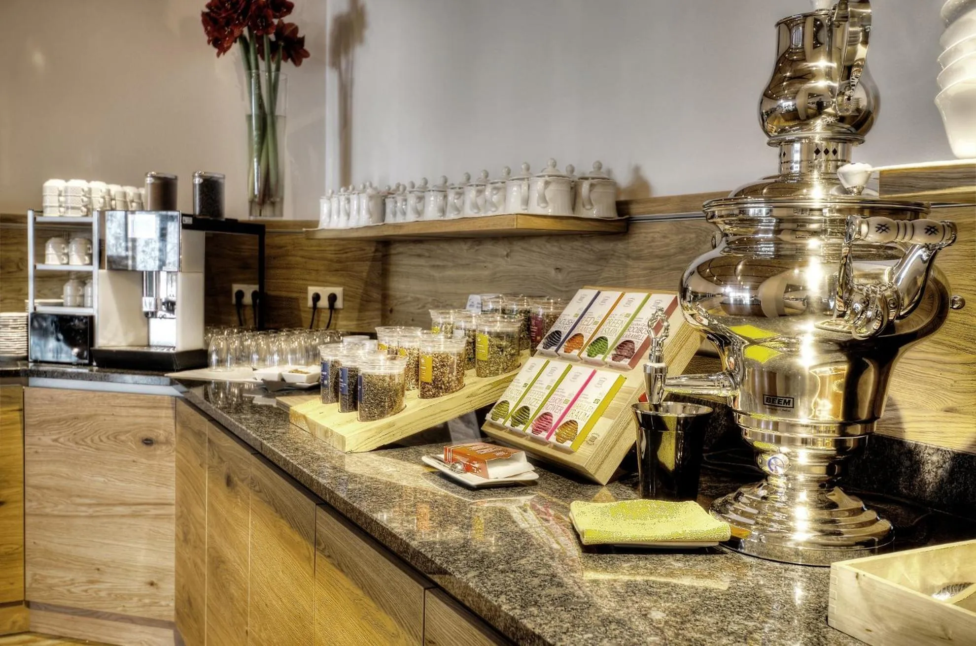 Coffee/tea facilities in Appartement & Suiten Hotel Glöcknerin