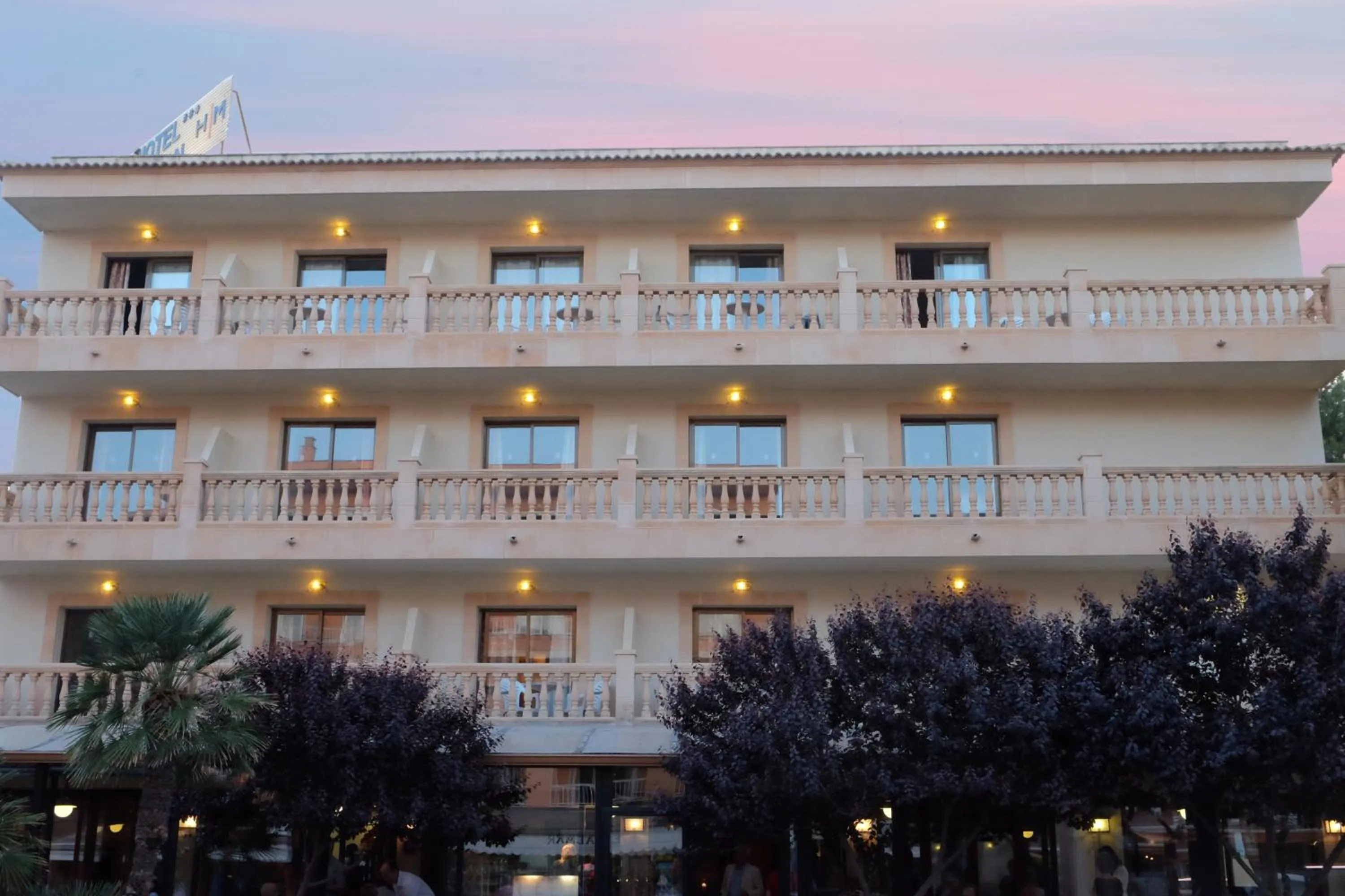 Facade/entrance in Bell Port Hotel