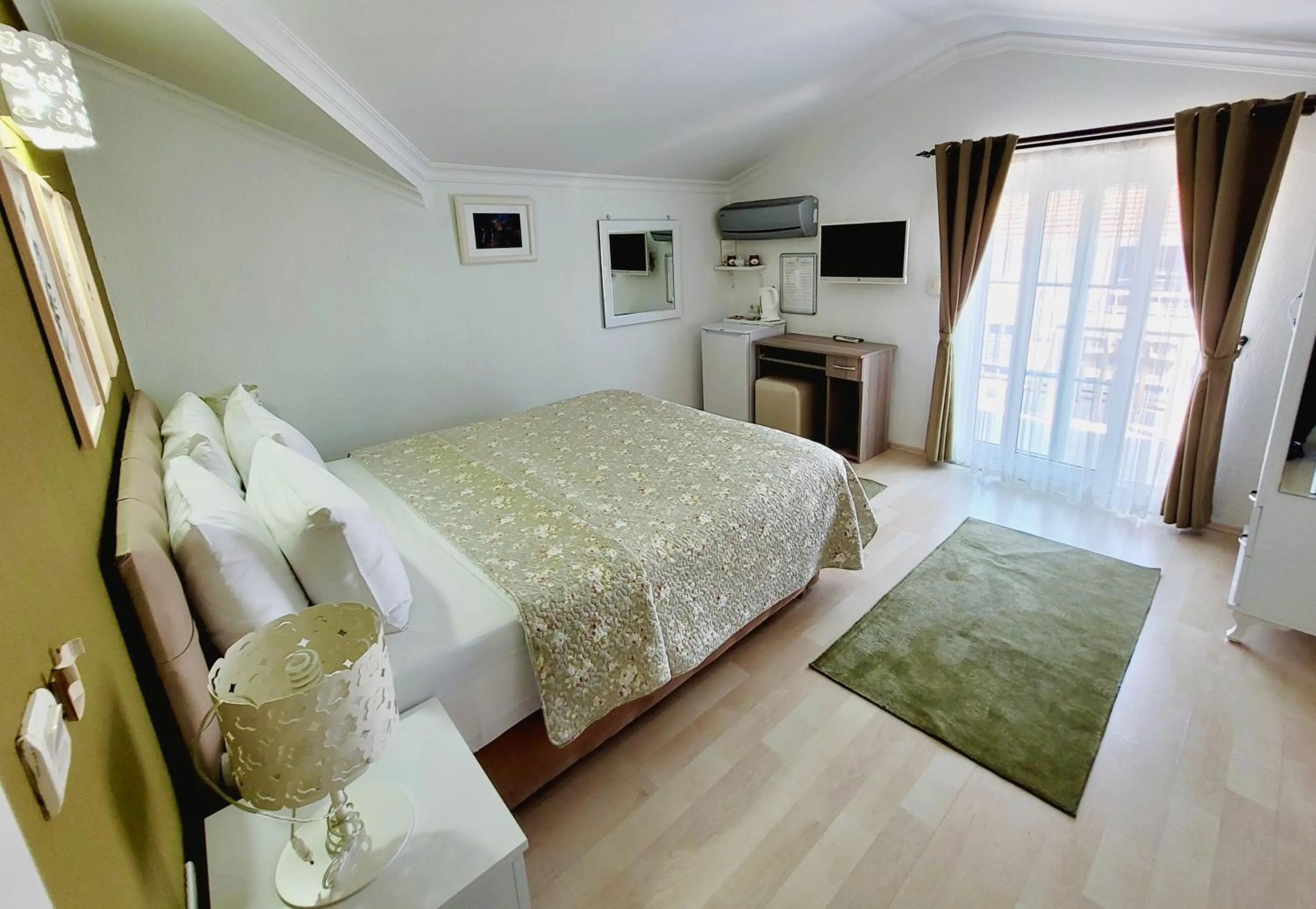 Photo of the whole room, Bed in Berg Hotel