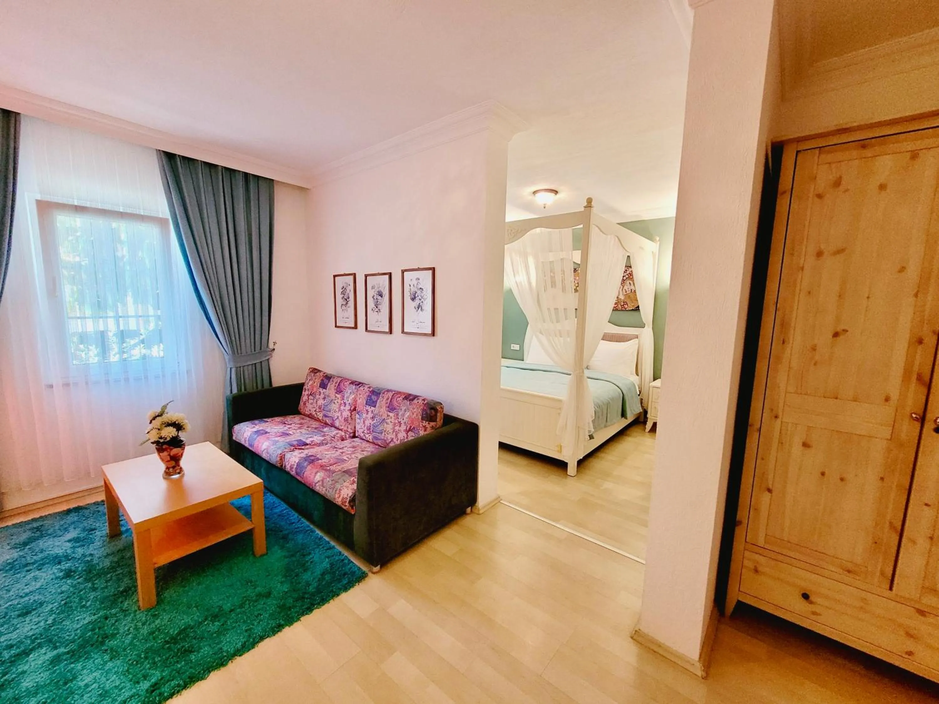 Living room, Bed in Berg Hotel