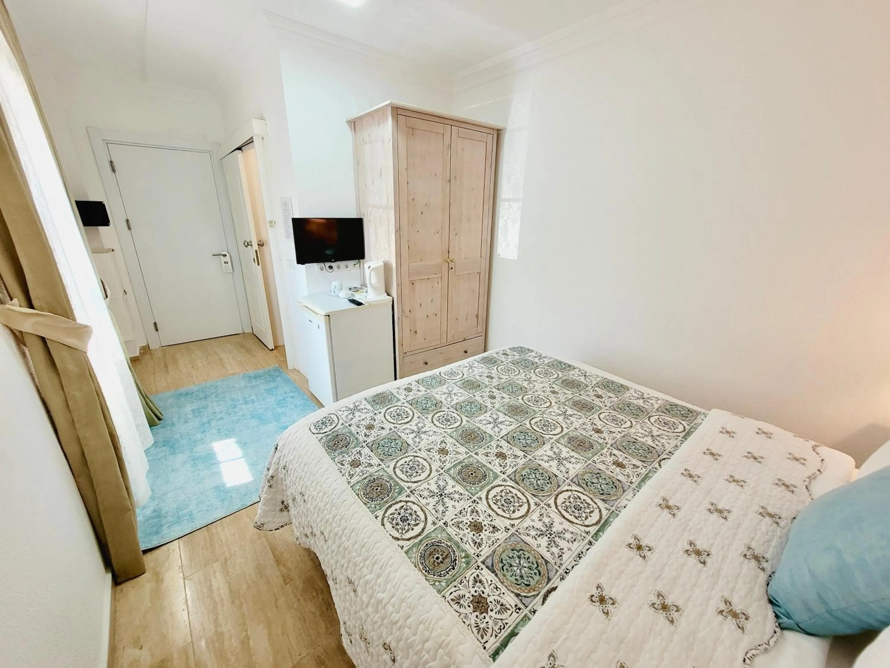 Photo of the whole room, Bed in Berg Hotel