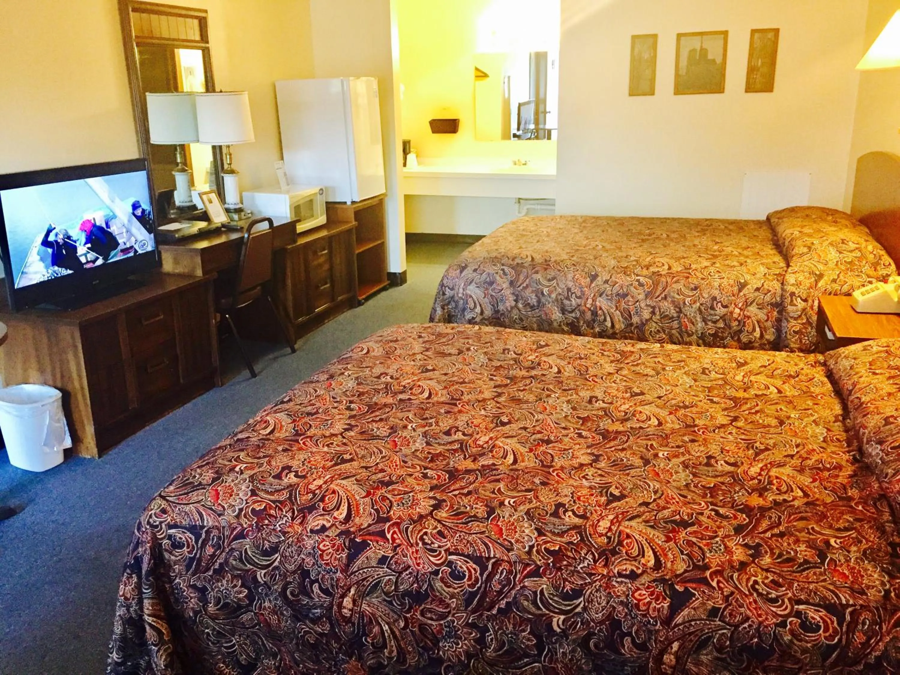 Bed in Rock City Motel