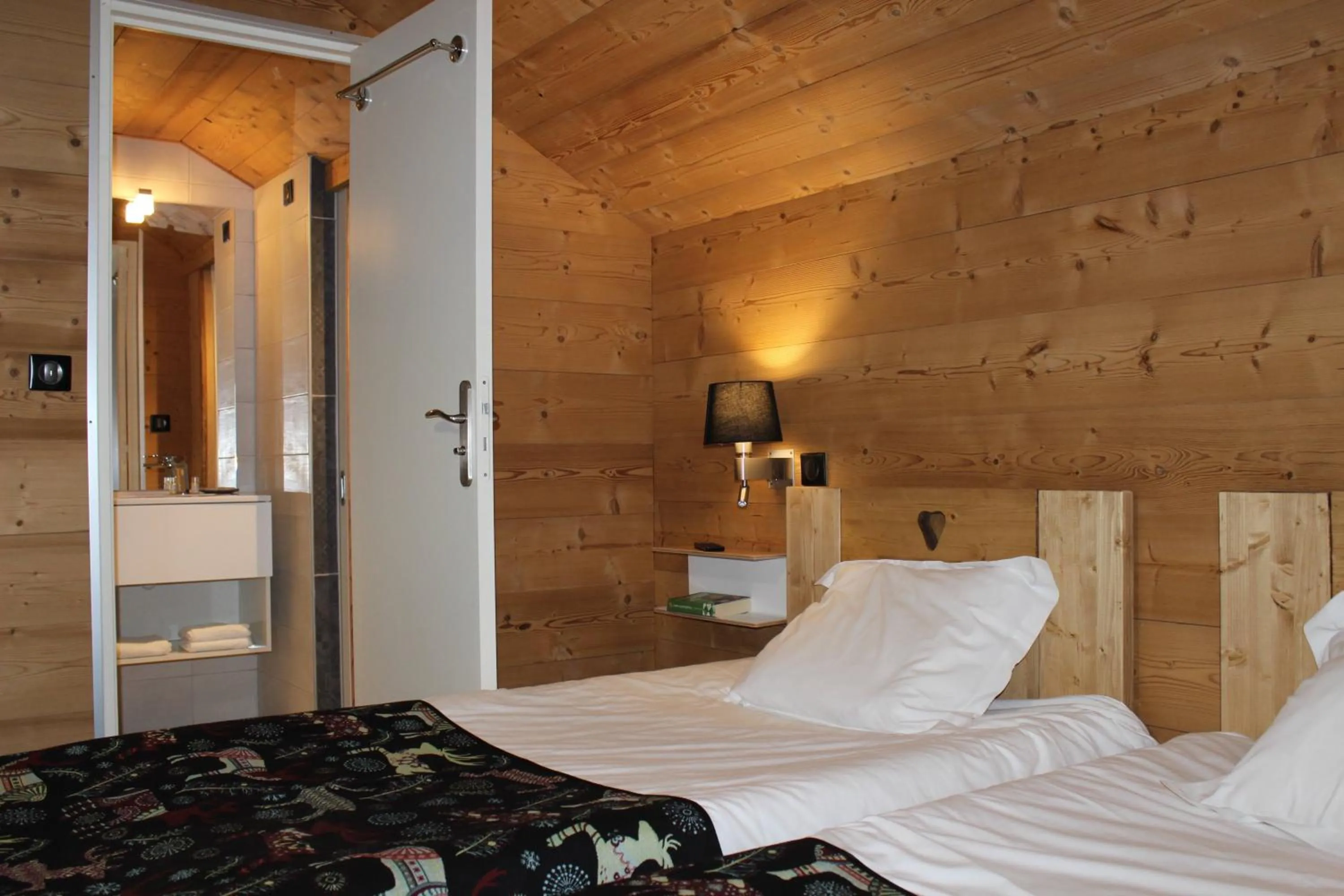 Bedroom, Bed in Hôtel Restaurant U'Fredy