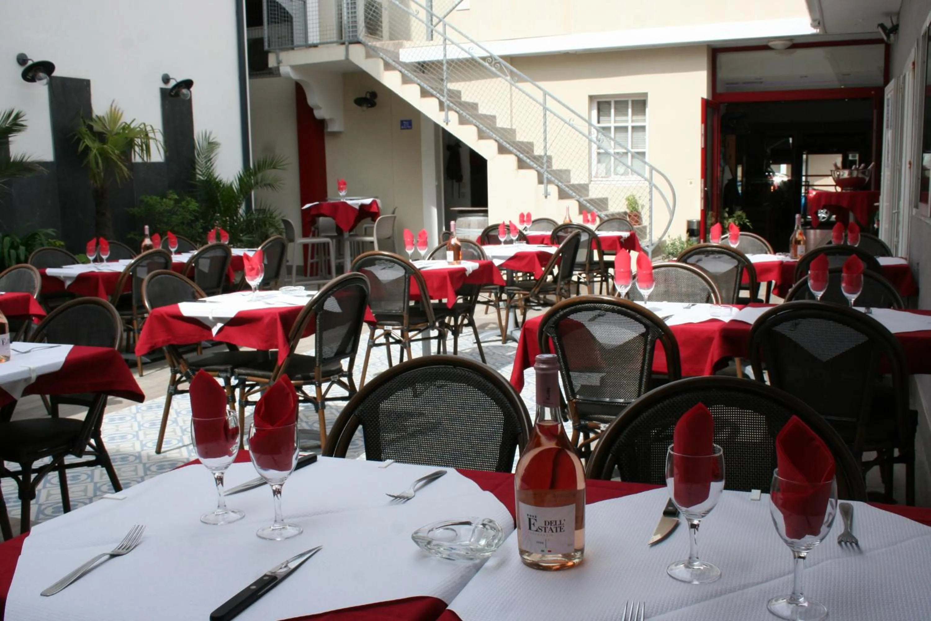 Patio in Hôtel Les Italiens